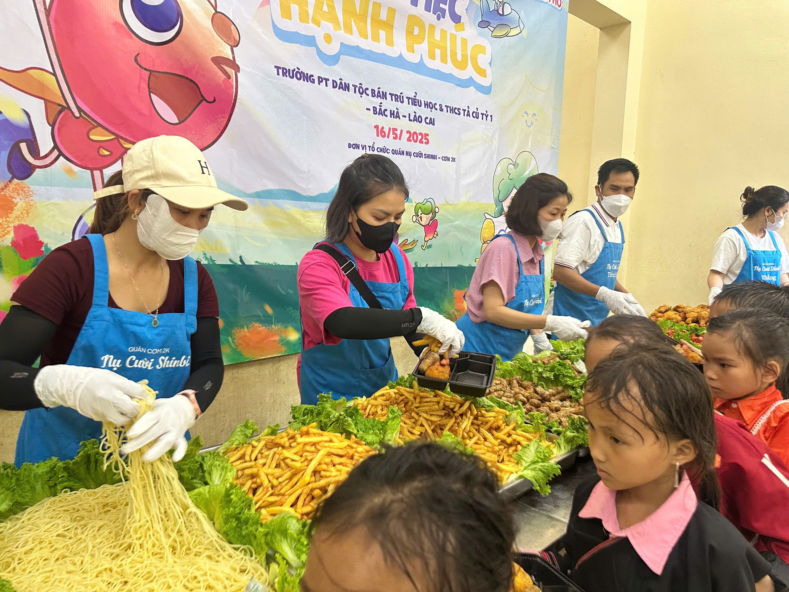 Bữa tiệc hạnh phúc: Niềm vui qua ngàn ánh mắt - Ảnh 2. Bữa tiệc hạnh phúc: Niềm vui qua ngàn ánh mắt - Ảnh 2.