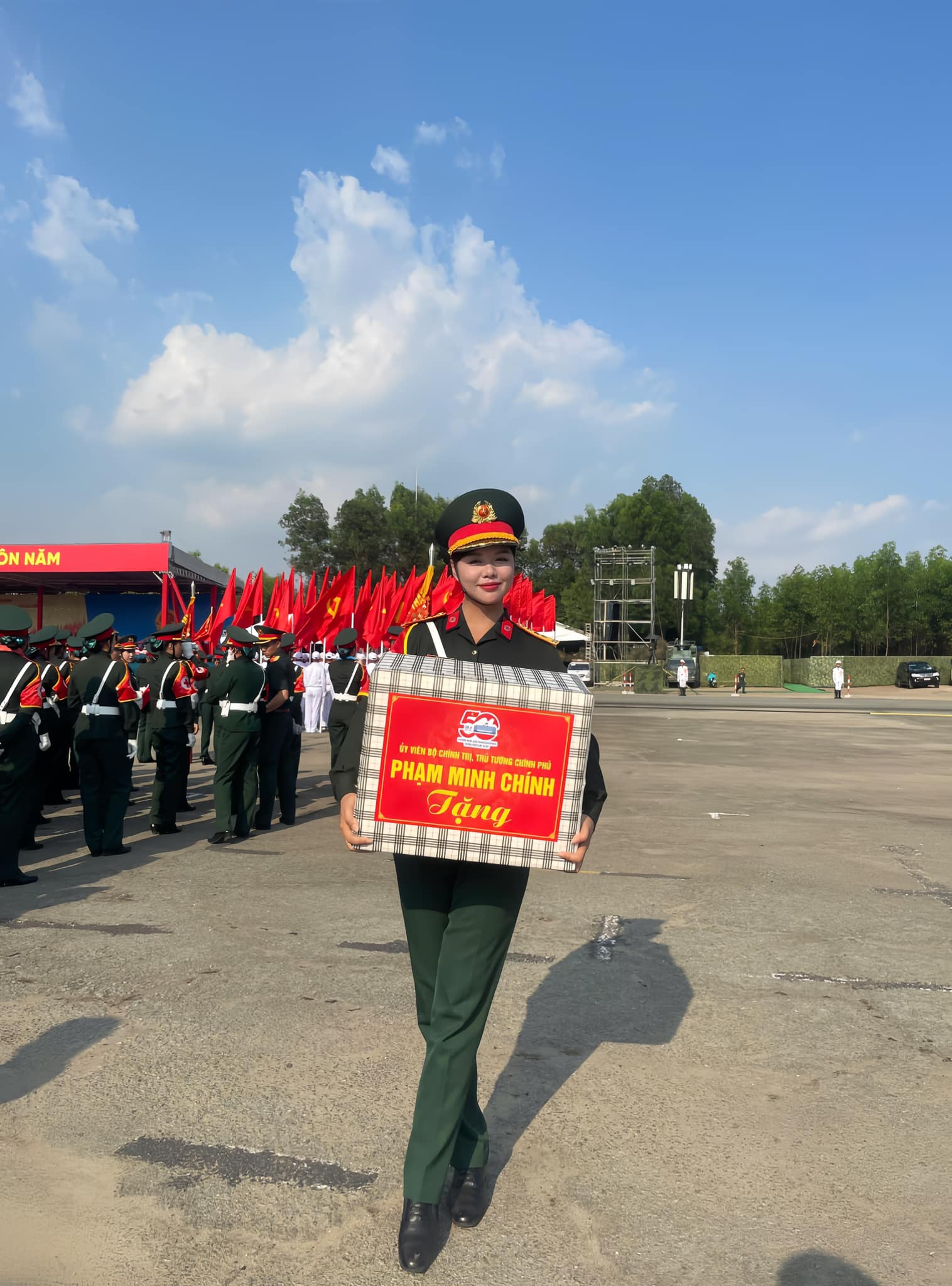 Trung úy Ngô Lâm Phương bất ngờ nổi tiếng mạng xã hội quốc tế, chính chủ lập tức có phản ứng- Ảnh 4. Trung úy Ngô Lâm Phương bất ngờ nổi tiếng mạng xã hội quốc tế, chính chủ lập tức có phản ứng- Ảnh 4.