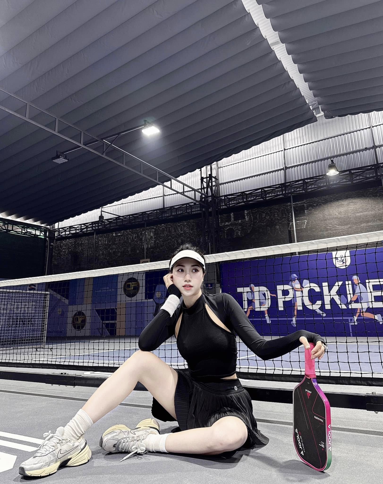 Em gái Văn Toàn chơi pickleball, chấp nhận từ vóc dáng nuột nà thành "cô gái lực điền" - Ảnh 4. Em gái Văn Toàn chơi pickleball, chấp nhận từ vóc dáng nuột nà thành "cô gái lực điền" - Ảnh 4.