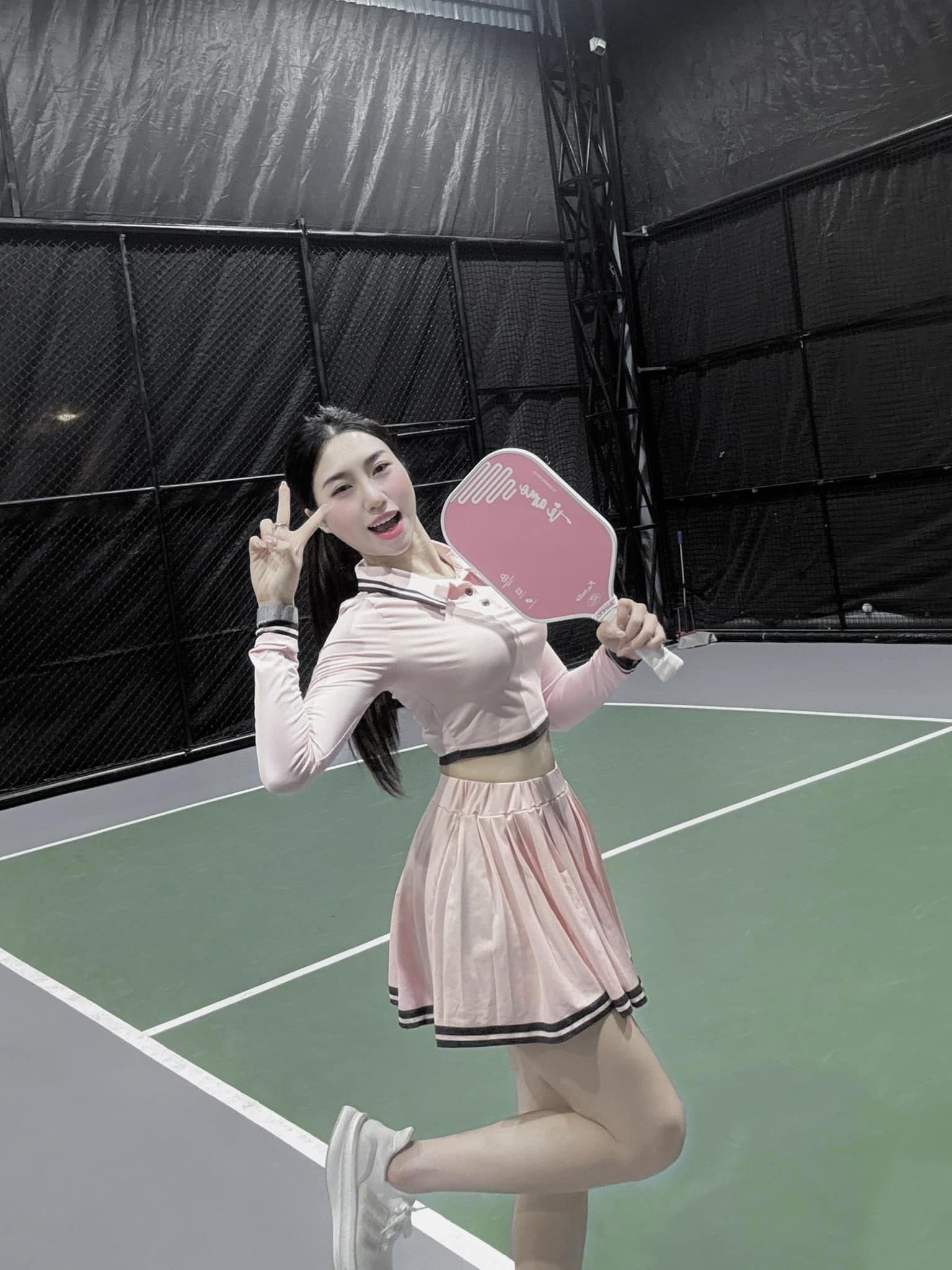 Em gái Văn Toàn chơi pickleball, chấp nhận từ vóc dáng nuột nà thành "cô gái lực điền" - Ảnh 3. Em gái Văn Toàn chơi pickleball, chấp nhận từ vóc dáng nuột nà thành "cô gái lực điền" - Ảnh 3.