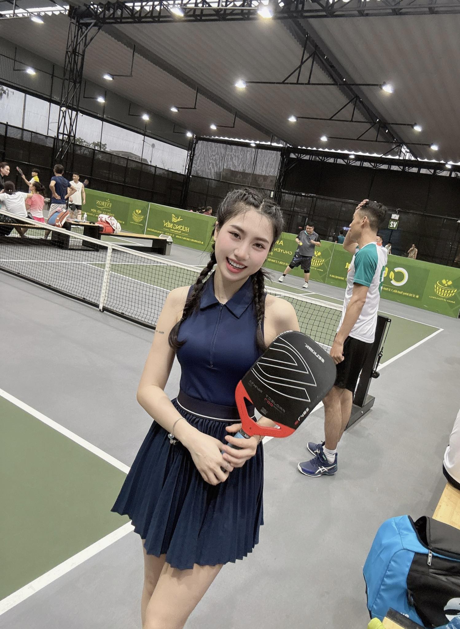 Em gái Văn Toàn chơi pickleball, chấp nhận từ vóc dáng nuột nà thành "cô gái lực điền" - Ảnh 2. Em gái Văn Toàn chơi pickleball, chấp nhận từ vóc dáng nuột nà thành "cô gái lực điền" - Ảnh 2.