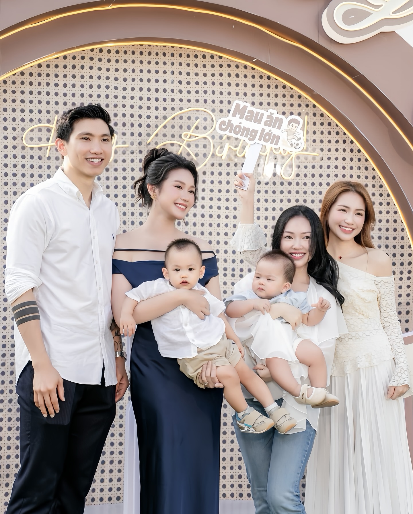 Hoà Minzy xinh đẹp tụ tập cùng hội bạn thân làng bóng đá, từng vay tiền Văn Hậu làm MV nay đã trả hết chưa?- Ảnh 1.