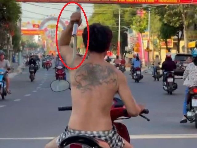 Người đàn ông múa rựa trên đường ở Bình Dương dương tính với ma túy - Ảnh 1.