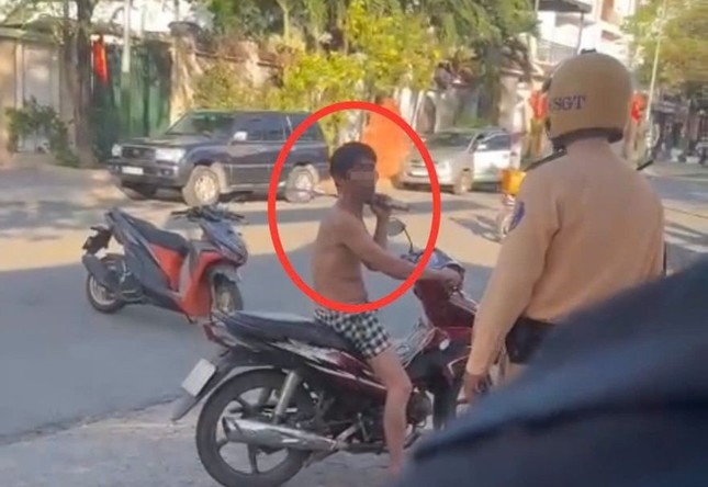Người đàn ông múa rựa trên đường ở Bình Dương dương tính với ma túy - Ảnh 2.