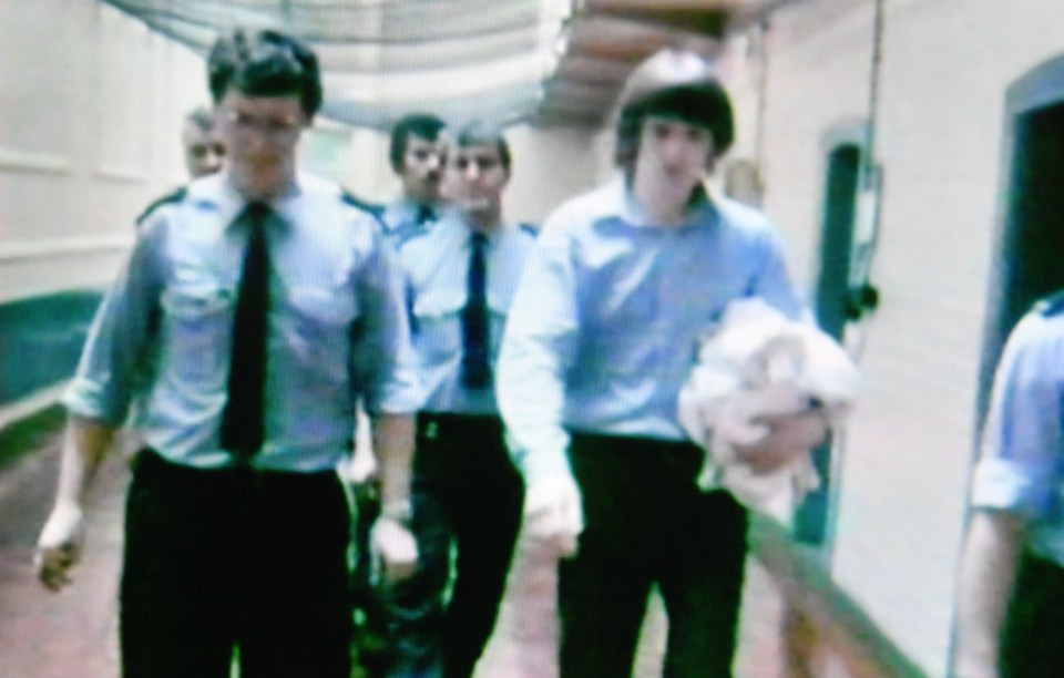 Rúng độngthư  tình của kẻ giết người hàng loạt gửi bạn gái chưa gặp mặt - Ảnh 2.