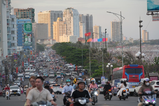 Vũng Tàu đón lượng du khách kỷ lục trong kỳ nghỉ lễ 30/ 4 - 1/5 năm nay - Ảnh 2. Vũng Tàu đón lượng du khách kỷ lục trong kỳ nghỉ lễ 30/ 4 - 1/5 năm nay - Ảnh 2.