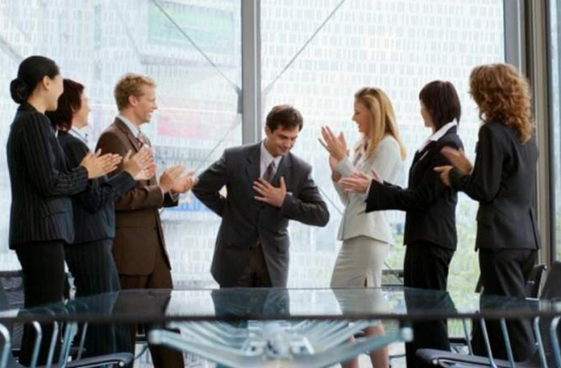 Cách phản ứng với lời khen tinh tế của người có EQ cao - Ảnh 1.
