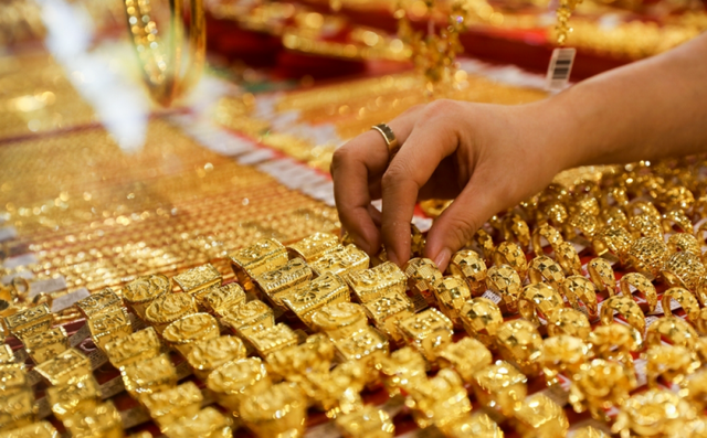 Giá vàng nhẫn đột ngột giảm, chuyên gia dự báo tuần tới đầy biến động, nhà đầu tư nghỉ lễ không yên - Ảnh 1.