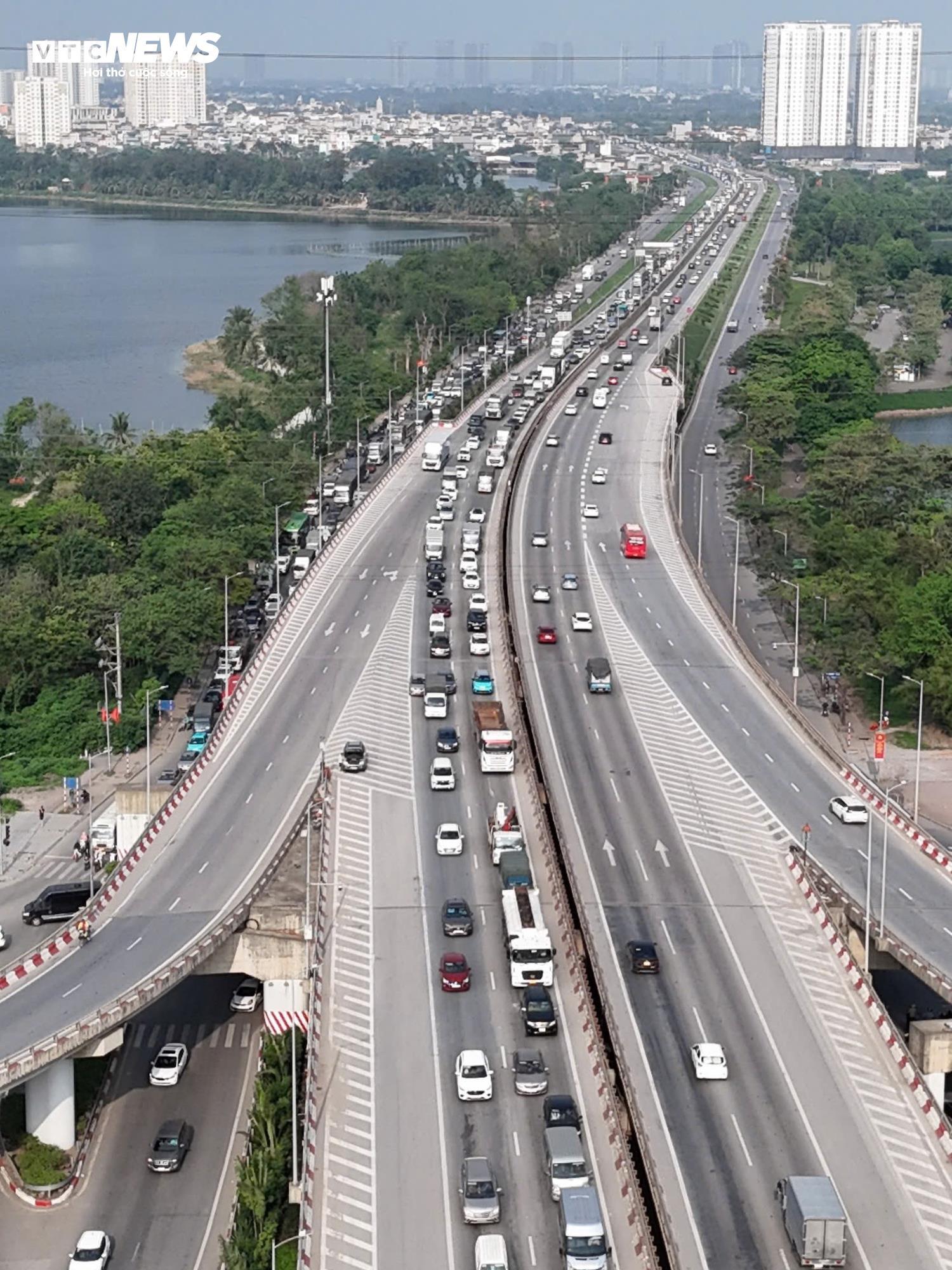 Người dân trở lại Hà Nội , cao tốc Pháp Vân - Cầu Giẽ ùn ứ hơn 5km - Ảnh 9.