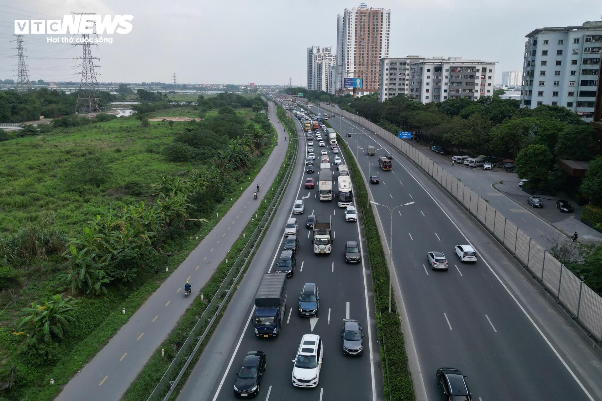 Người dân trở lại Hà Nội , cao tốc Pháp Vân - Cầu Giẽ ùn ứ hơn 5km - Ảnh 1.
