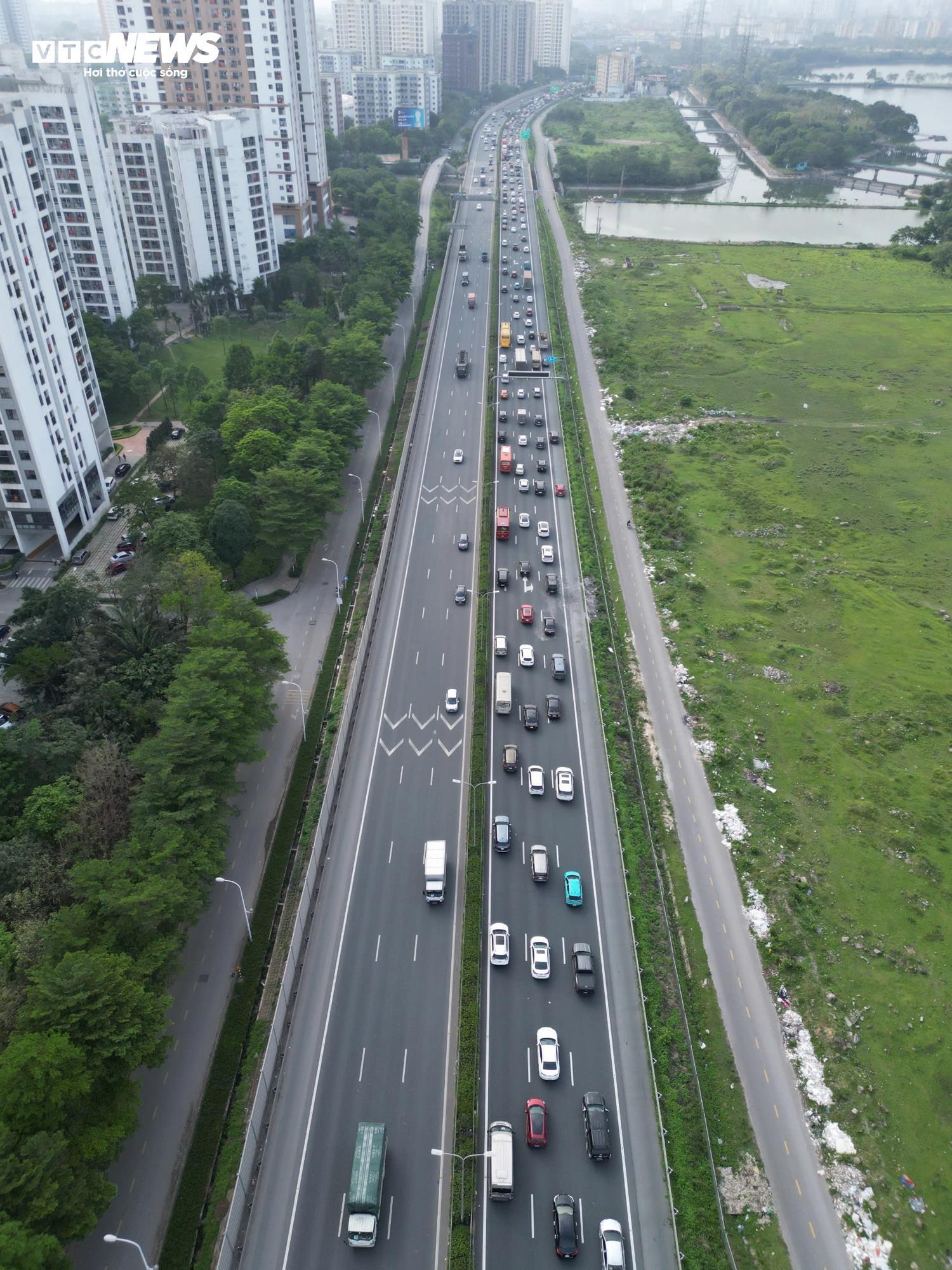 Người dân trở lại Hà Nội , cao tốc Pháp Vân - Cầu Giẽ ùn ứ hơn 5km - Ảnh 3.