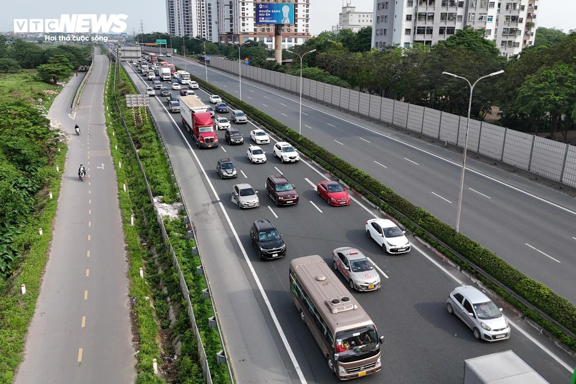Người dân trở lại Hà Nội , cao tốc Pháp Vân - Cầu Giẽ ùn ứ hơn 5km - Ảnh 4.