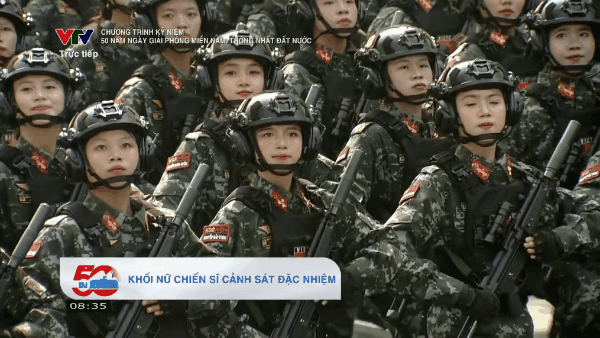 Nữ chiến sĩ biệt động đi ngang qua camera khiến hàng triệu người phải xem lại clip 10 lần dù không thấy mặt- Ảnh 3. Nữ chiến sĩ biệt động đi ngang qua camera khiến hàng triệu người phải xem lại clip 10 lần dù không thấy mặt- Ảnh 3.