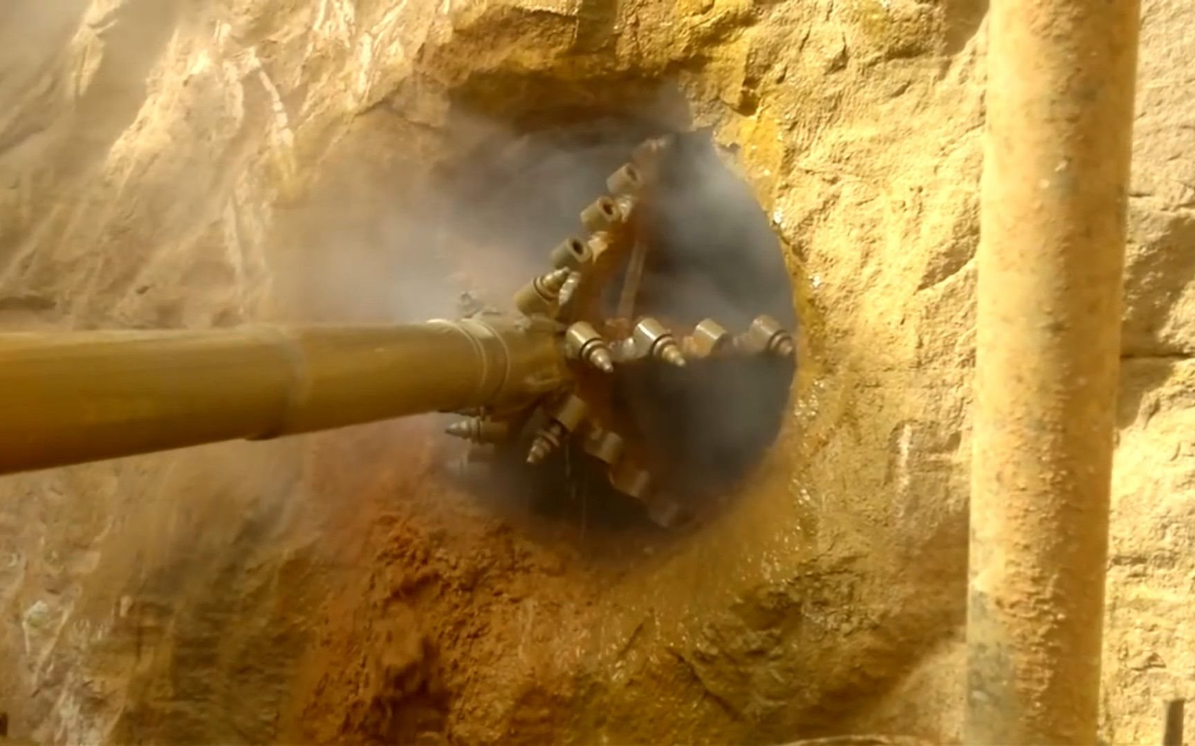 Công trường khoan 31 mũi sâu 4.800m dừng thi công gấp vì làm lộ đá trắng ánh vàng nặng 48kg, kho báu lạ xuất hiện, công nghệ góp công lớn - Ảnh 1.