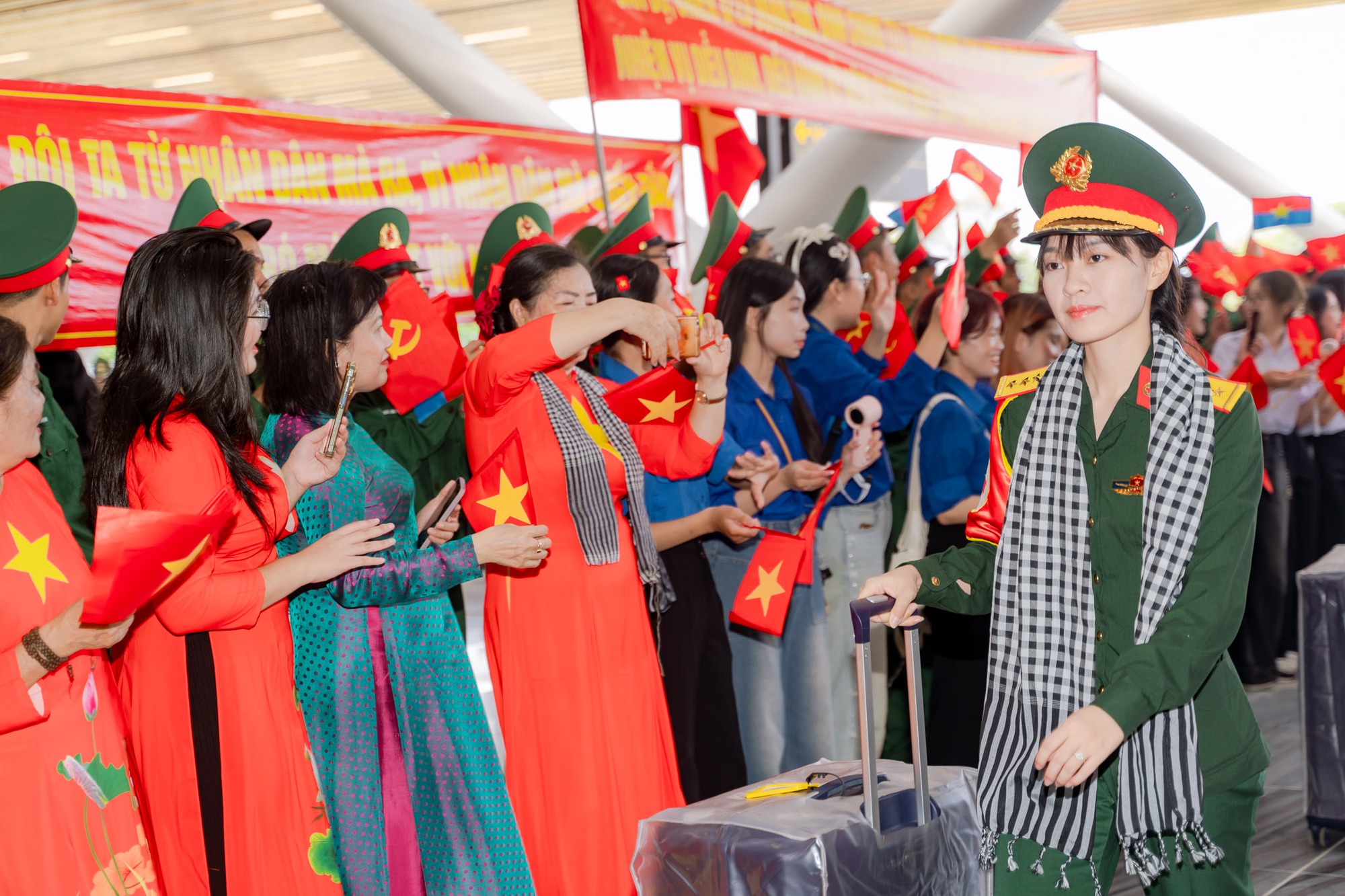 Khối diễu binh A50 tạm biệt TP HCM: "Tình cảm của bà con làm chúng tôi rất xúc động!"- Ảnh 5. Khối diễu binh A50 tạm biệt TP HCM: "Tình cảm của bà con làm chúng tôi rất xúc động!"- Ảnh 5.