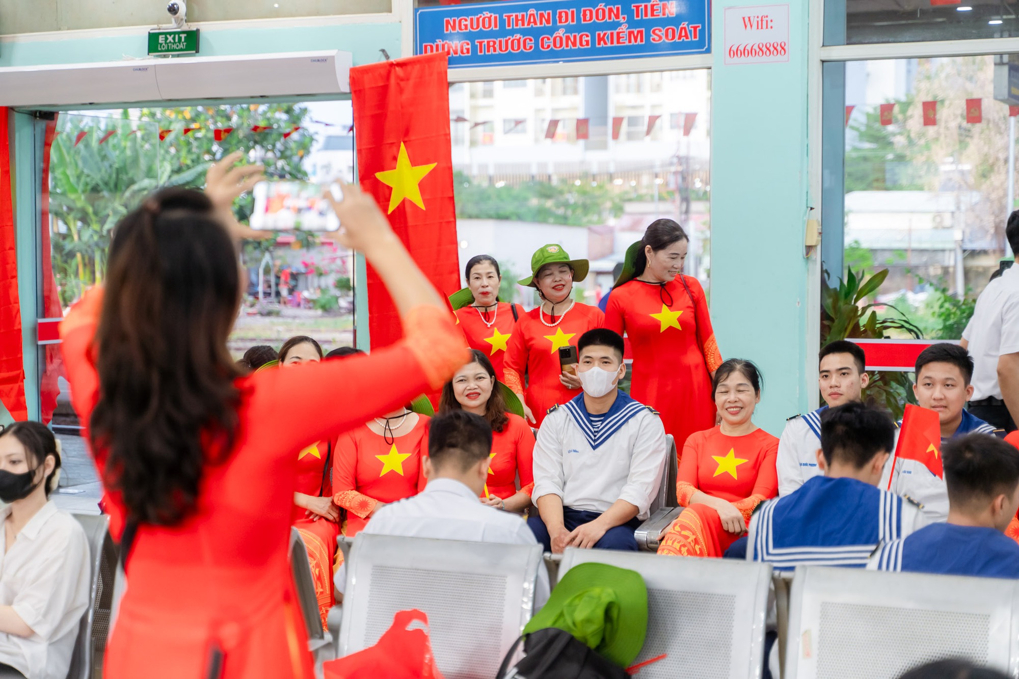 Khối diễu binh A50 tạm biệt TP HCM: "Tình cảm của bà con làm chúng tôi rất xúc động!"- Ảnh 18. Khối diễu binh A50 tạm biệt TP HCM: "Tình cảm của bà con làm chúng tôi rất xúc động!"- Ảnh 18.