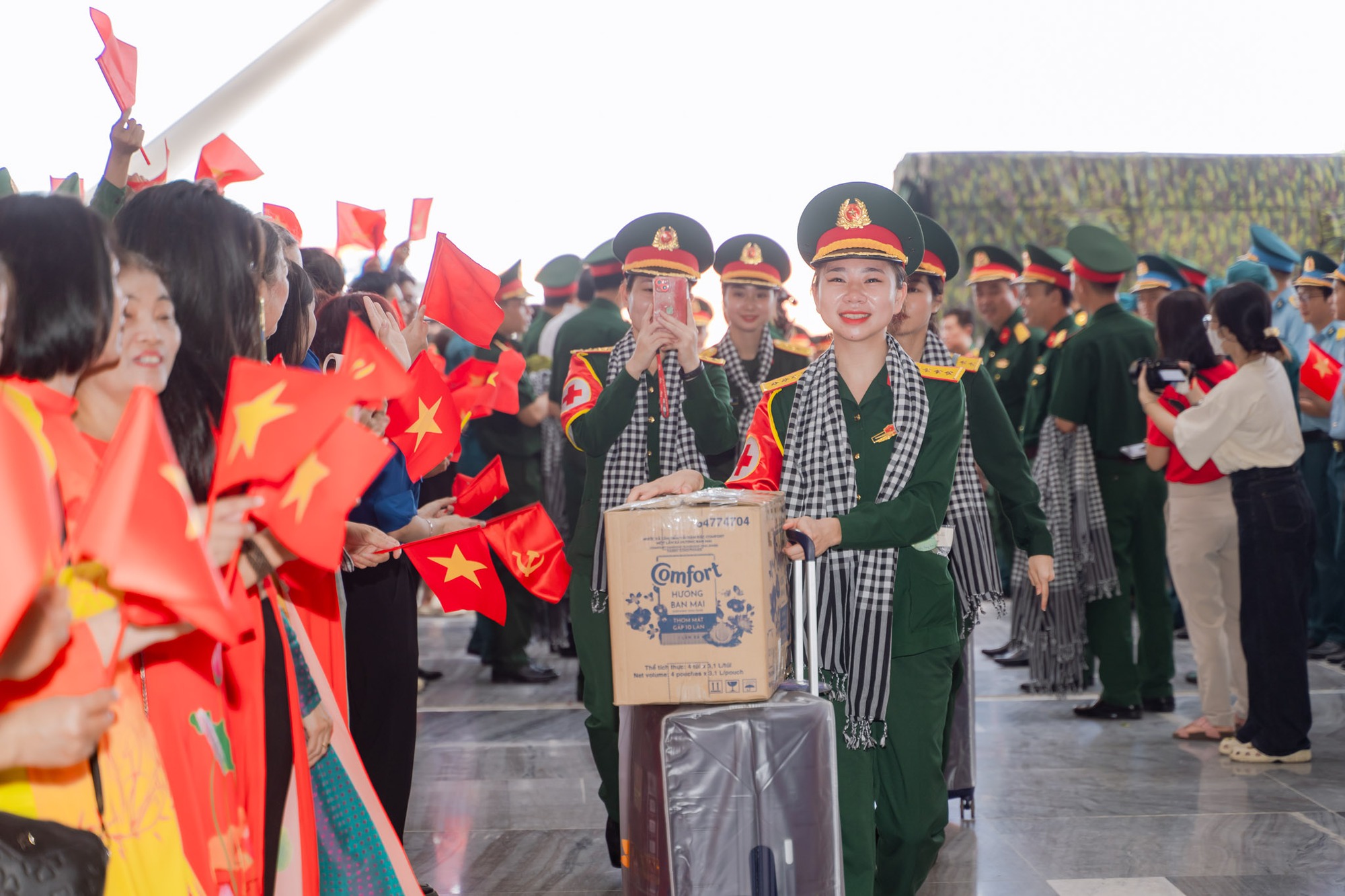Khối diễu binh A50 tạm biệt TP HCM: "Tình cảm của bà con làm chúng tôi rất xúc động!"- Ảnh 2. Khối diễu binh A50 tạm biệt TP HCM: "Tình cảm của bà con làm chúng tôi rất xúc động!"- Ảnh 2.