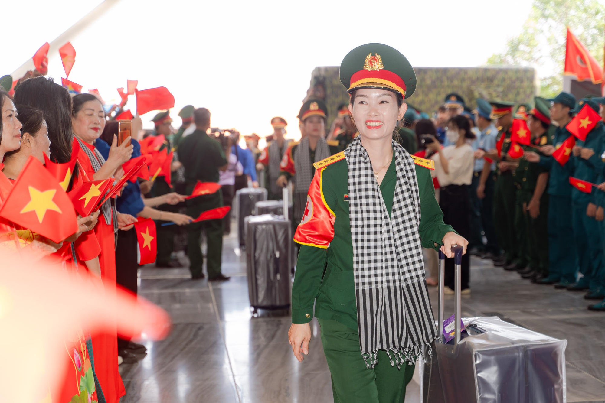 Khối diễu binh A50 tạm biệt TP HCM: "Tình cảm của bà con làm chúng tôi rất xúc động!"- Ảnh 8. Khối diễu binh A50 tạm biệt TP HCM: "Tình cảm của bà con làm chúng tôi rất xúc động!"- Ảnh 8.