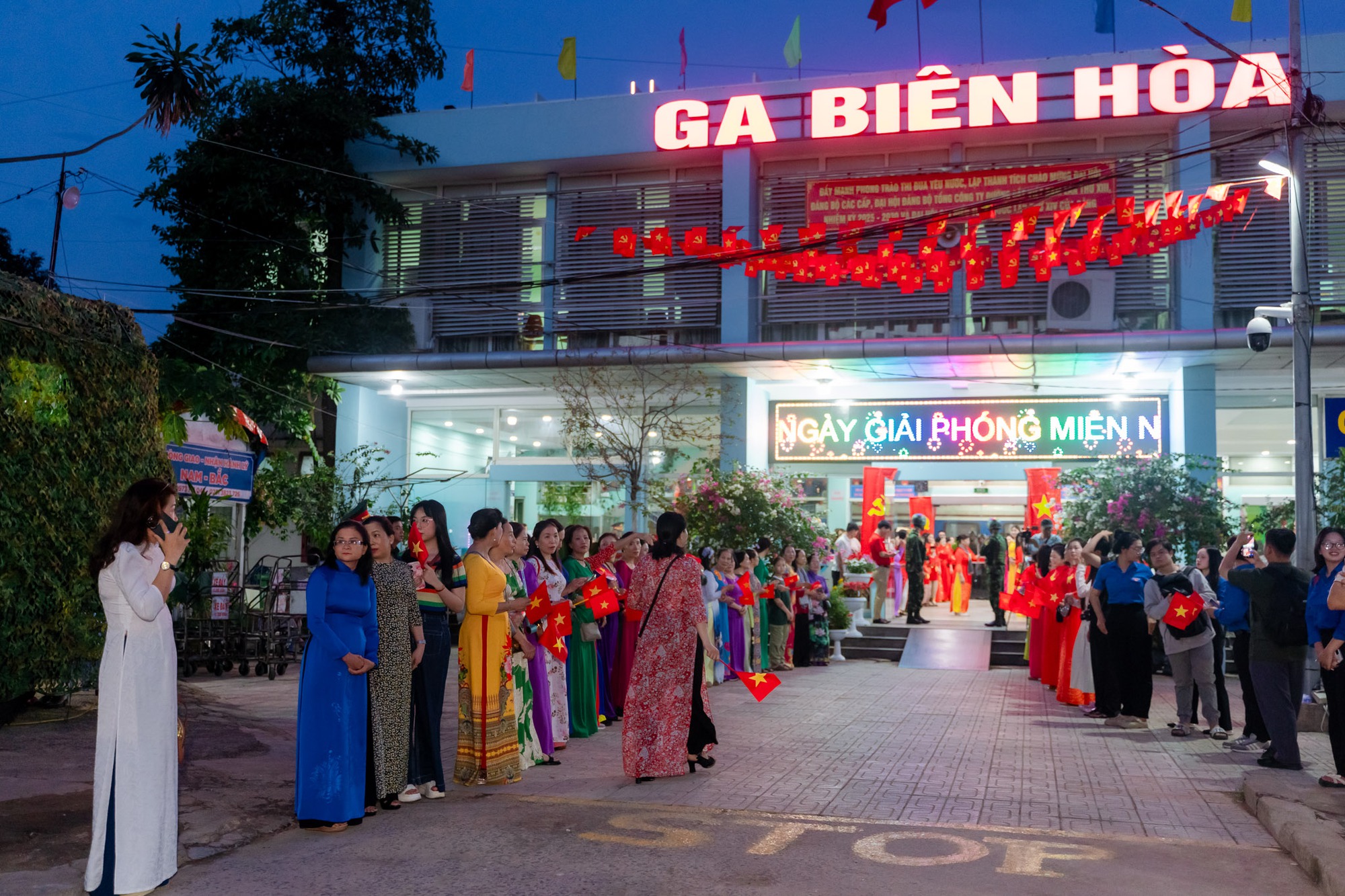 Khối diễu binh A50 tạm biệt TP HCM: "Tình cảm của bà con làm chúng tôi rất xúc động!"- Ảnh 12. Khối diễu binh A50 tạm biệt TP HCM: "Tình cảm của bà con làm chúng tôi rất xúc động!"- Ảnh 12.