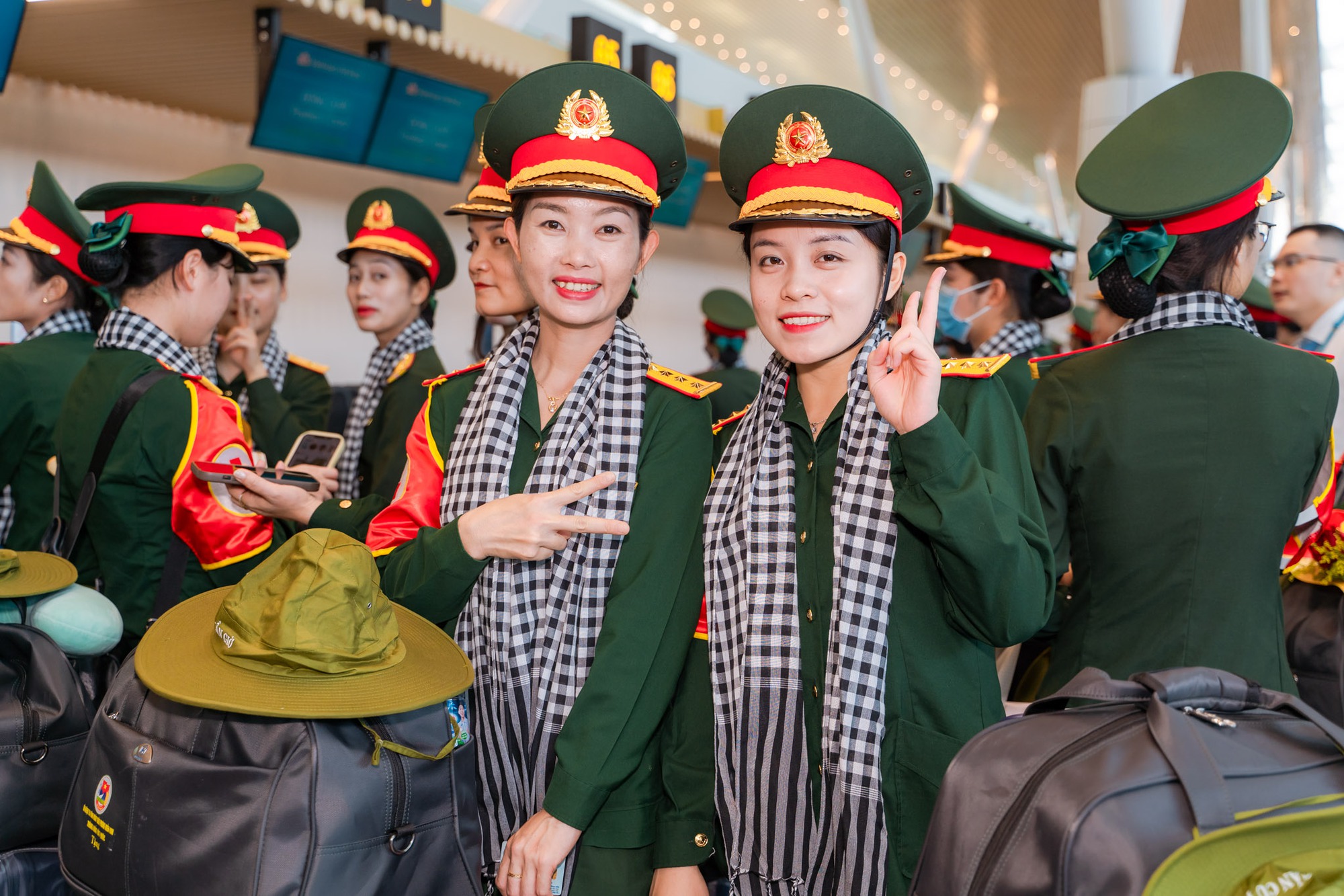 Khối diễu binh A50 tạm biệt TP HCM: "Tình cảm của bà con làm chúng tôi rất xúc động!"- Ảnh 11. Khối diễu binh A50 tạm biệt TP HCM: "Tình cảm của bà con làm chúng tôi rất xúc động!"- Ảnh 11.