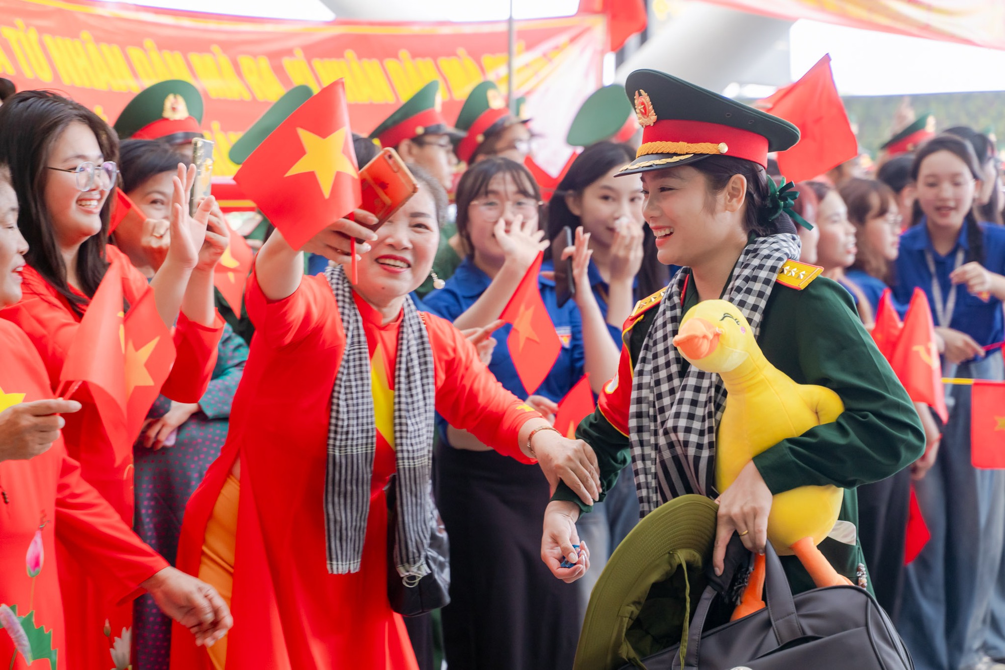 Khối diễu binh A50 tạm biệt TP HCM: "Tình cảm của bà con làm chúng tôi rất xúc động!"- Ảnh 4. Khối diễu binh A50 tạm biệt TP HCM: "Tình cảm của bà con làm chúng tôi rất xúc động!"- Ảnh 4.