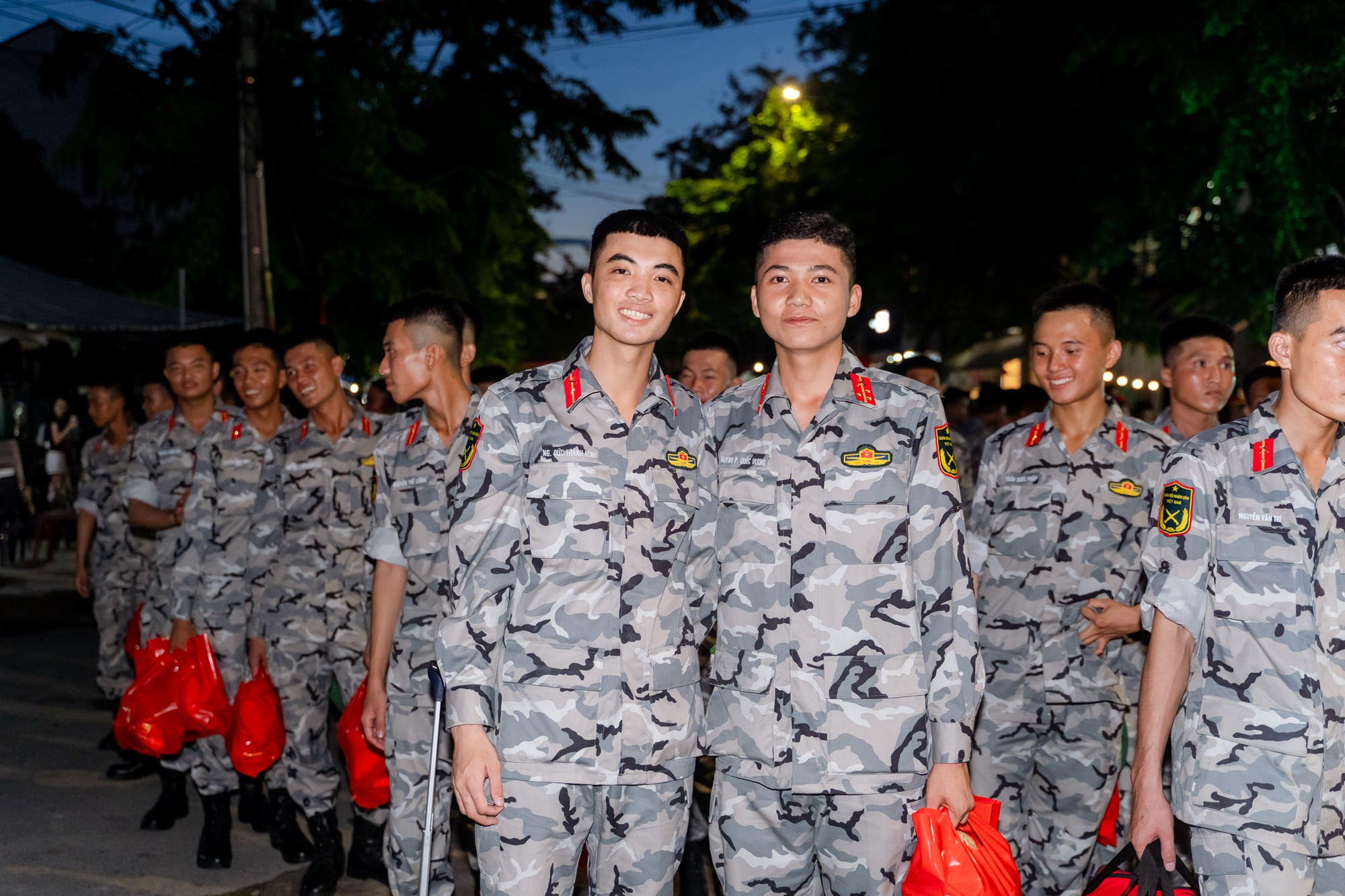 Khối diễu binh A50 tạm biệt TP HCM: "Tình cảm của bà con làm chúng tôi rất xúc động!"- Ảnh 16. Khối diễu binh A50 tạm biệt TP HCM: "Tình cảm của bà con làm chúng tôi rất xúc động!"- Ảnh 16.