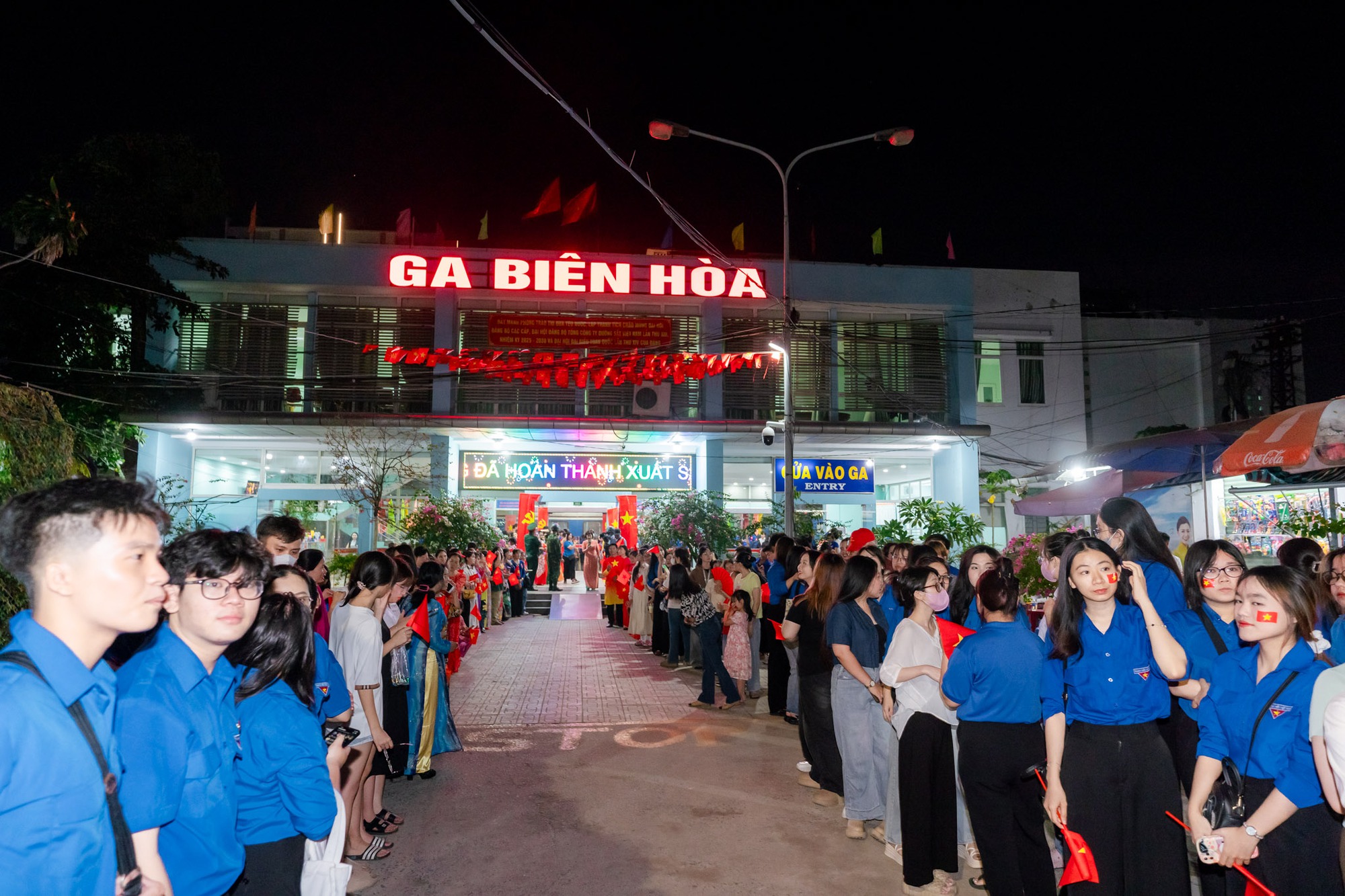 Khối diễu binh A50 tạm biệt TP HCM: "Tình cảm của bà con làm chúng tôi rất xúc động!"- Ảnh 20. Khối diễu binh A50 tạm biệt TP HCM: "Tình cảm của bà con làm chúng tôi rất xúc động!"- Ảnh 20.