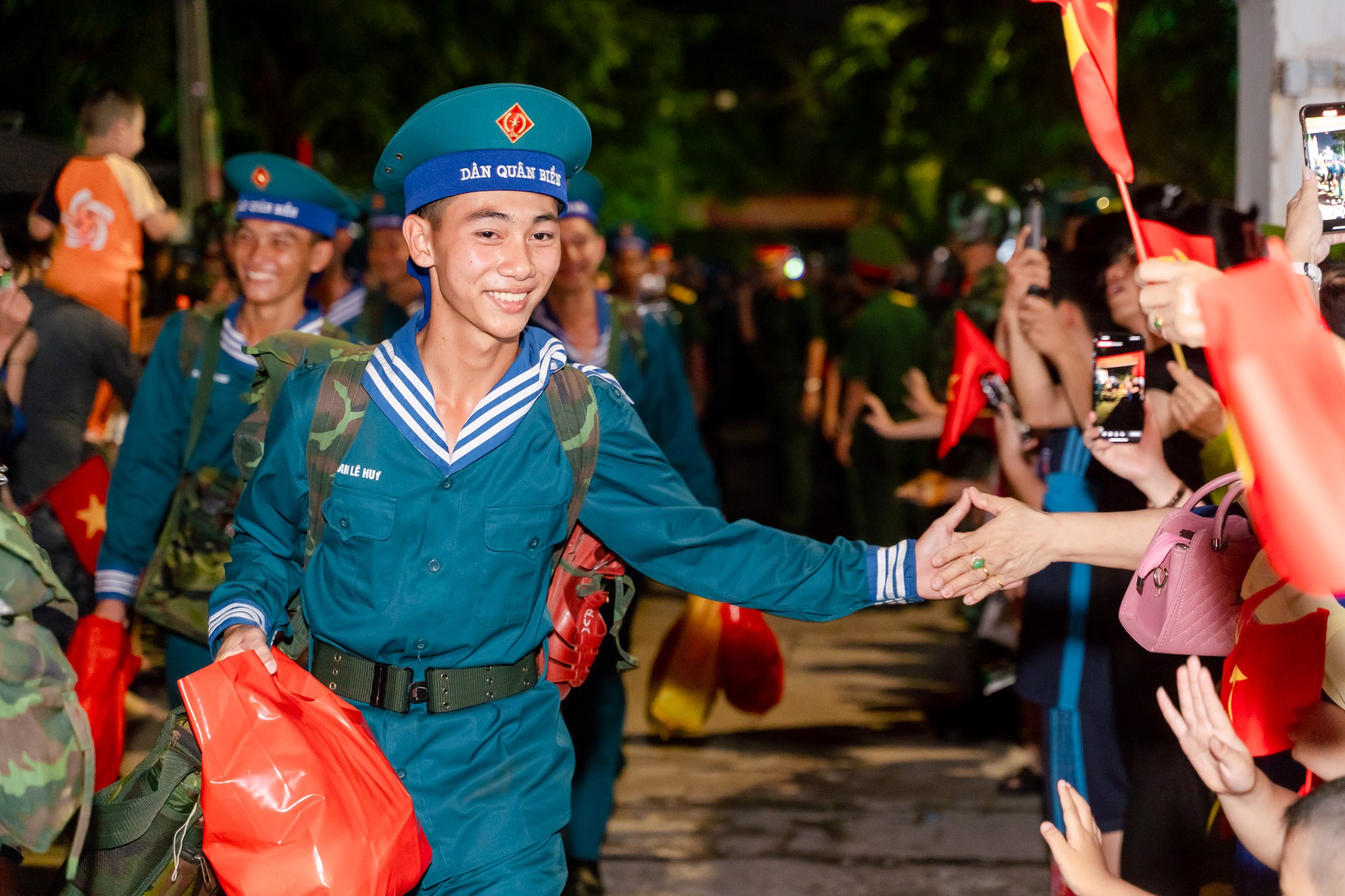 Khối diễu binh A50 tạm biệt TP HCM: "Tình cảm của bà con làm chúng tôi rất xúc động!"- Ảnh 24. Khối diễu binh A50 tạm biệt TP HCM: "Tình cảm của bà con làm chúng tôi rất xúc động!"- Ảnh 24.