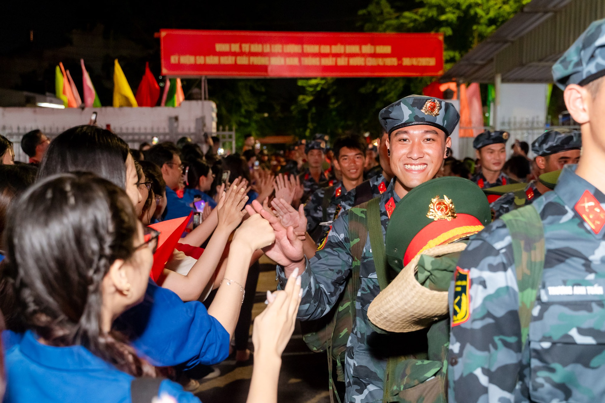Khối diễu binh A50 tạm biệt TP HCM: "Tình cảm của bà con làm chúng tôi rất xúc động!"- Ảnh 19. Khối diễu binh A50 tạm biệt TP HCM: "Tình cảm của bà con làm chúng tôi rất xúc động!"- Ảnh 19.