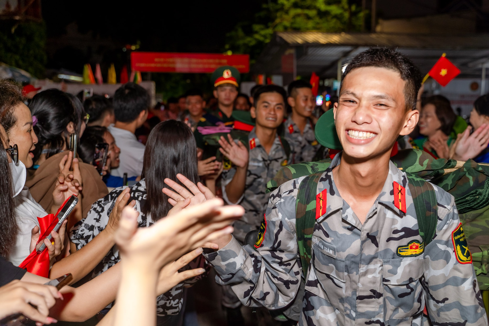 Khối diễu binh A50 tạm biệt TP HCM: "Tình cảm của bà con làm chúng tôi rất xúc động!"- Ảnh 26. Khối diễu binh A50 tạm biệt TP HCM: "Tình cảm của bà con làm chúng tôi rất xúc động!"- Ảnh 26.