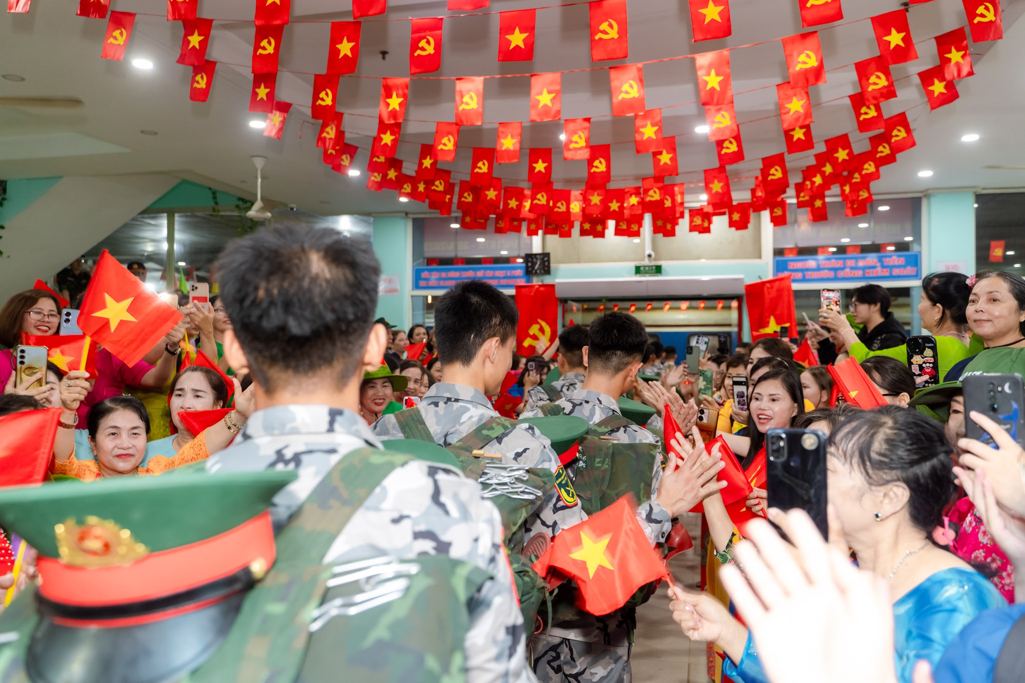 Khối diễu binh A50 tạm biệt TP HCM: "Tình cảm của bà con làm chúng tôi rất xúc động!"- Ảnh 21. Khối diễu binh A50 tạm biệt TP HCM: "Tình cảm của bà con làm chúng tôi rất xúc động!"- Ảnh 21.
