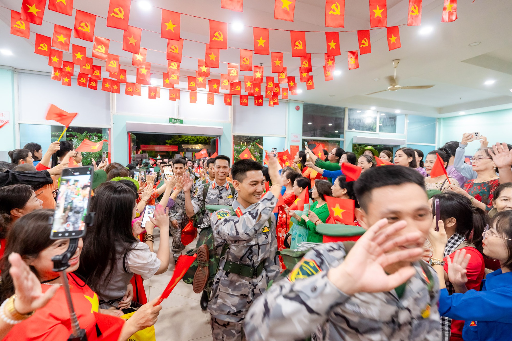 Khối diễu binh A50 tạm biệt TP HCM: "Tình cảm của bà con làm chúng tôi rất xúc động!"- Ảnh 15. Khối diễu binh A50 tạm biệt TP HCM: "Tình cảm của bà con làm chúng tôi rất xúc động!"- Ảnh 15.