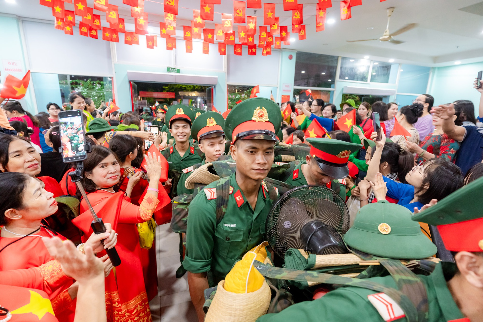 Khối diễu binh A50 tạm biệt TP HCM: "Tình cảm của bà con làm chúng tôi rất xúc động!"- Ảnh 14. Khối diễu binh A50 tạm biệt TP HCM: "Tình cảm của bà con làm chúng tôi rất xúc động!"- Ảnh 14.
