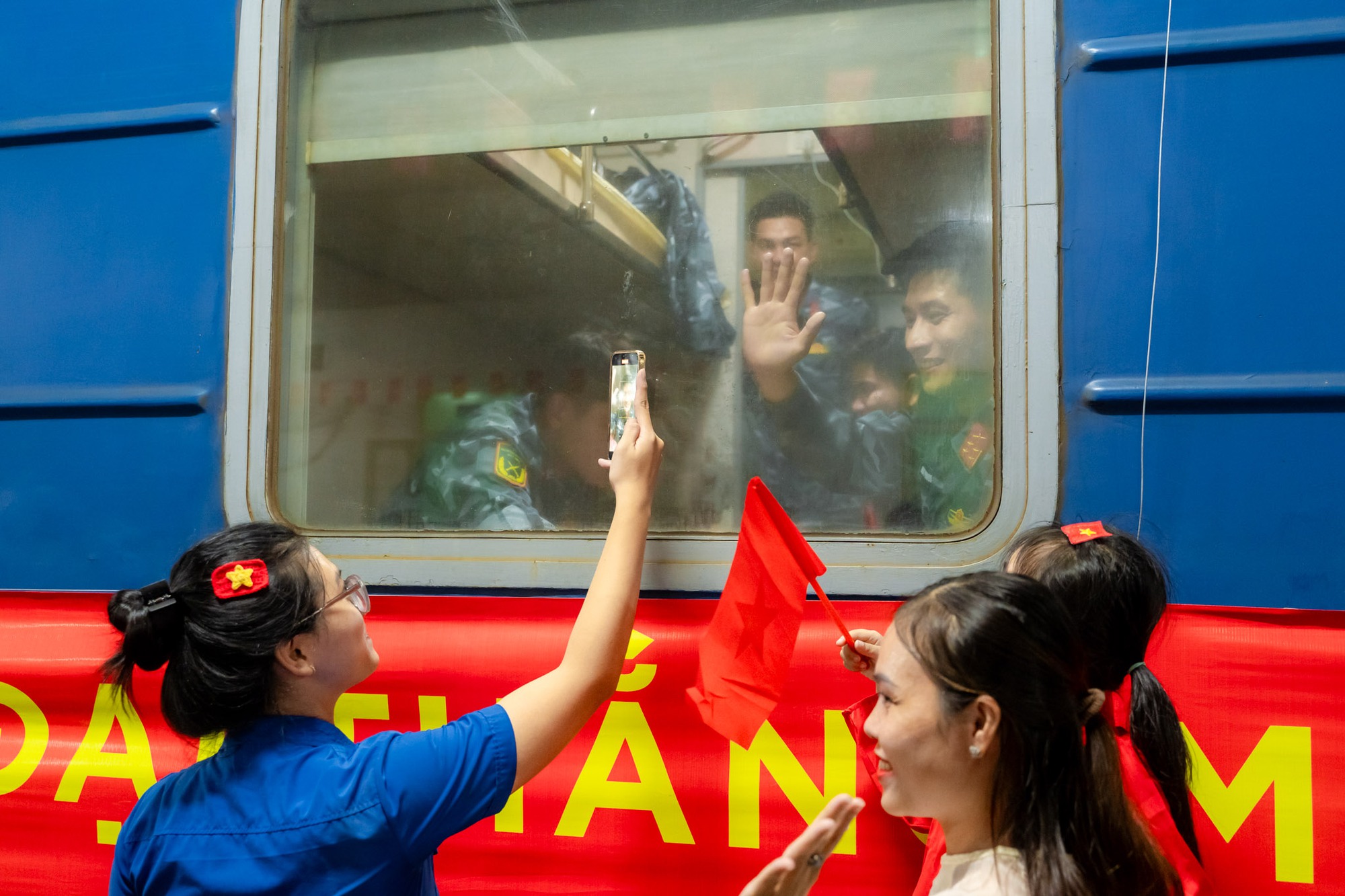 Khối diễu binh A50 tạm biệt TP HCM: "Tình cảm của bà con làm chúng tôi rất xúc động!"- Ảnh 23. Khối diễu binh A50 tạm biệt TP HCM: "Tình cảm của bà con làm chúng tôi rất xúc động!"- Ảnh 23.