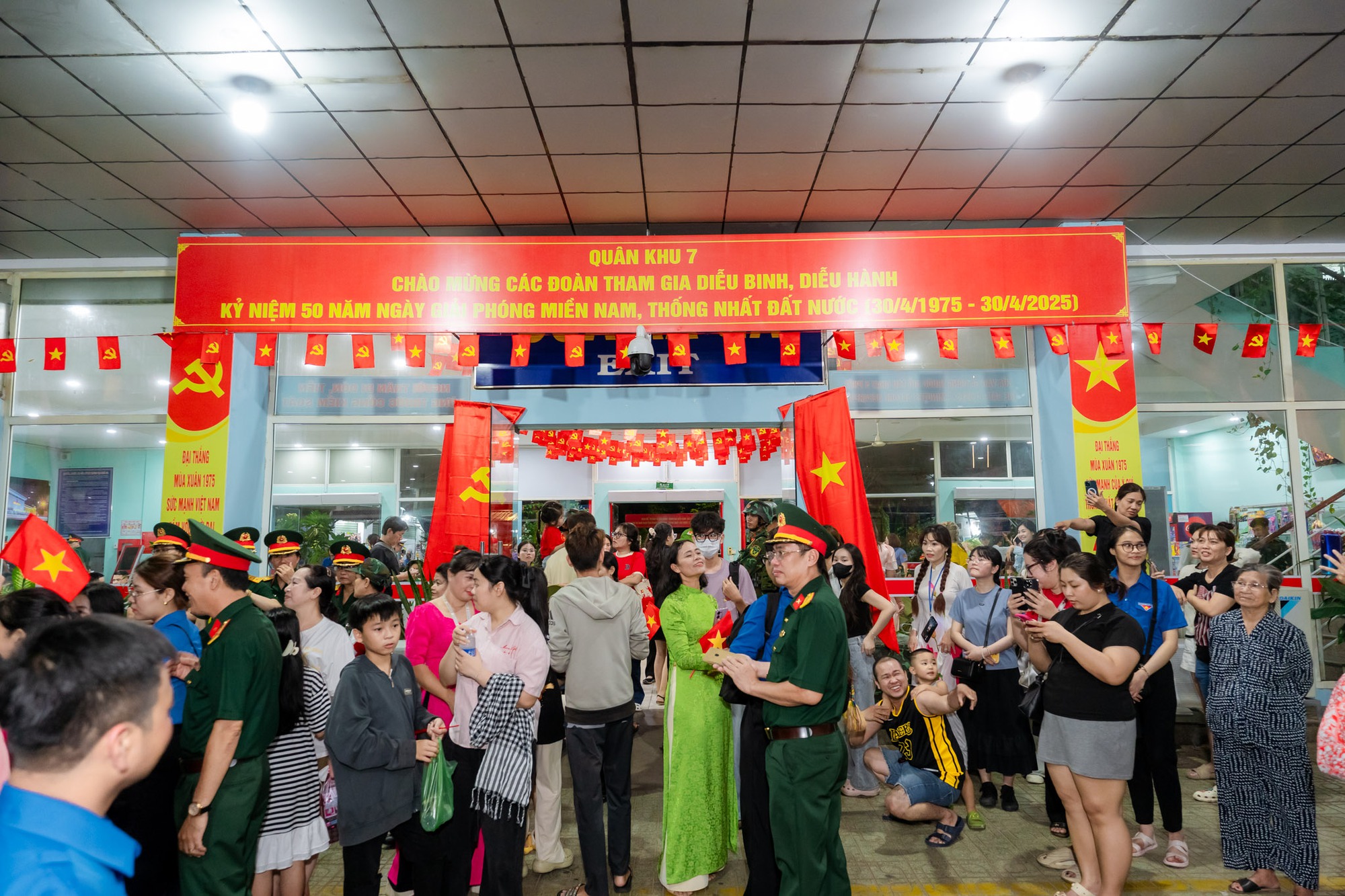 Khối diễu binh A50 tạm biệt TP HCM: "Tình cảm của bà con làm chúng tôi rất xúc động!"- Ảnh 13. Khối diễu binh A50 tạm biệt TP HCM: "Tình cảm của bà con làm chúng tôi rất xúc động!"- Ảnh 13.