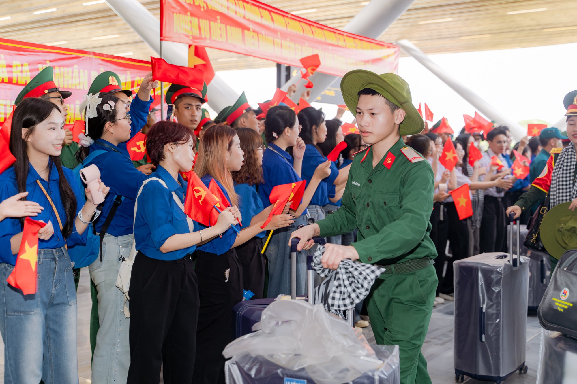Khối diễu binh A50 tạm biệt TP HCM: "Tình cảm của bà con làm chúng tôi rất xúc động!"- Ảnh 7. Khối diễu binh A50 tạm biệt TP HCM: "Tình cảm của bà con làm chúng tôi rất xúc động!"- Ảnh 7.