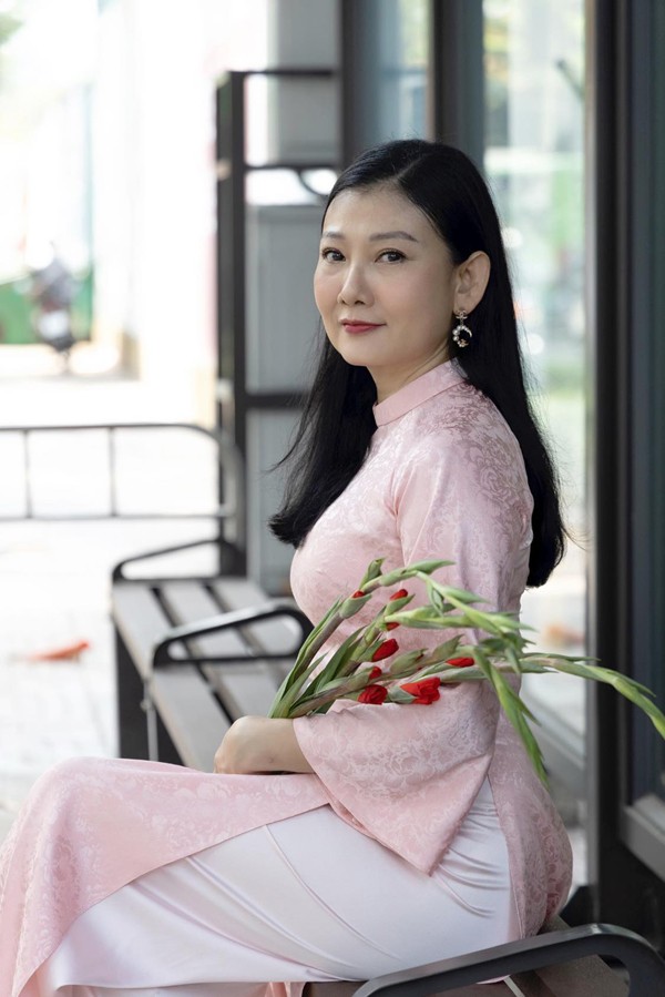 Cuộc đời nữ NSND nổi tiếng cả nước: 50 tuổi vẫn trẻ đẹp, chưa lấy chồng dù nhiều người theo đuổi- Ảnh 1.