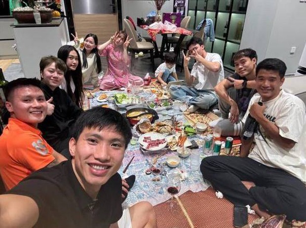 Hoà Minzy xinh đẹp tụ tập cùng hội bạn thân làng bóng đá, từng vay tiền Văn Hậu làm MV nay đã trả hết chưa?- Ảnh 5.