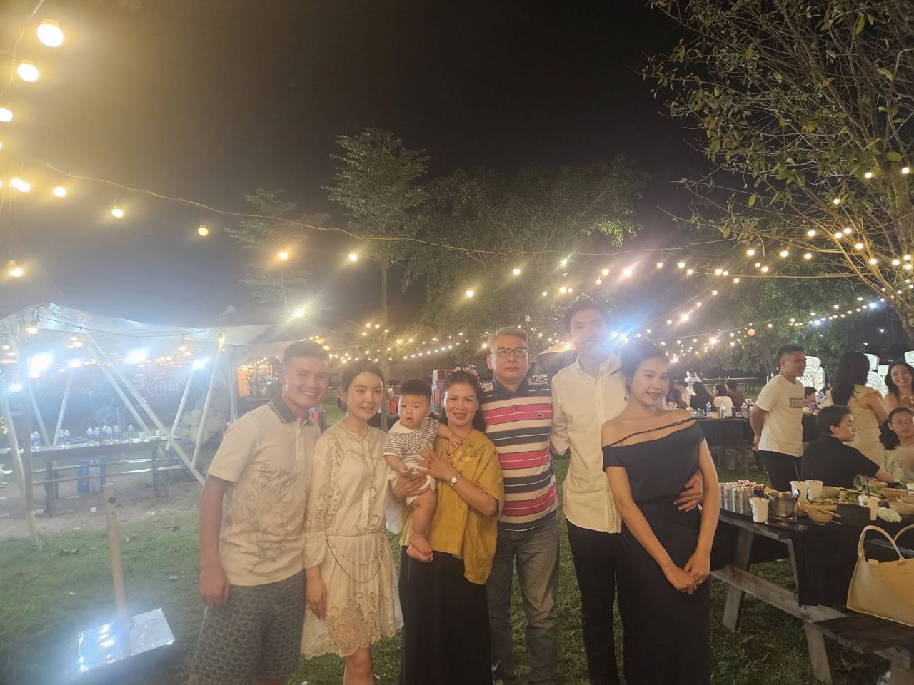 Hậu drama, Chu Thanh Huyền ngồi xế hộp bạc tỷ rời quê Quang Hải, lọt "cam thường" vẫn "ăn đứt" Doãn Hải My ở điểm này - Ảnh 2. Hậu drama, Chu Thanh Huyền ngồi xế hộp bạc tỷ rời quê Quang Hải, lọt "cam thường" vẫn "ăn đứt" Doãn Hải My ở điểm này - Ảnh 2.