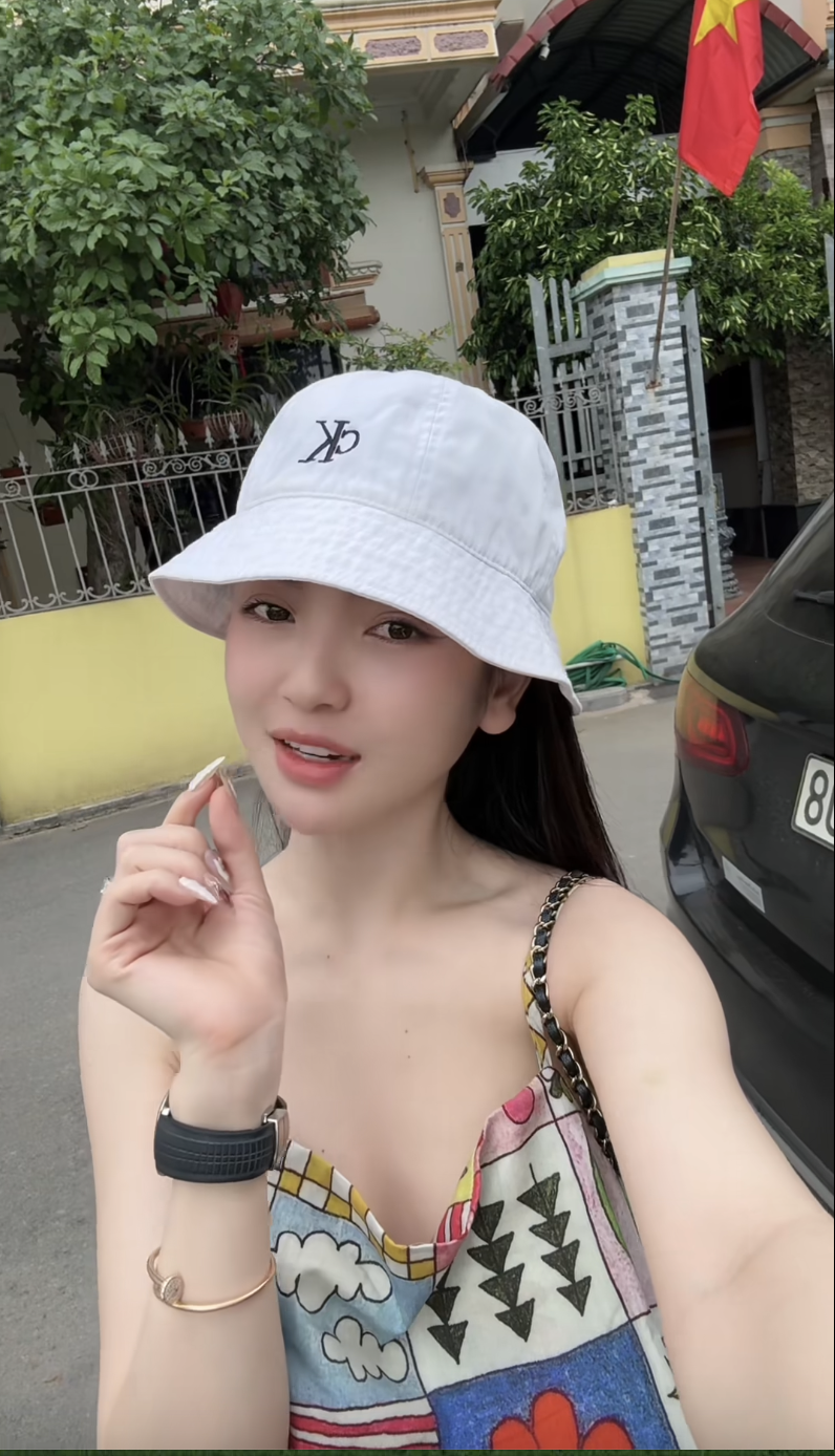 Hậu drama, Chu Thanh Huyền ngồi xế hộp bạc tỷ rời quê Quang Hải, lọt "cam thường" vẫn "ăn đứt" Doãn Hải My ở điểm này - Ảnh 1. Hậu drama, Chu Thanh Huyền ngồi xế hộp bạc tỷ rời quê Quang Hải, lọt "cam thường" vẫn "ăn đứt" Doãn Hải My ở điểm này - Ảnh 1.