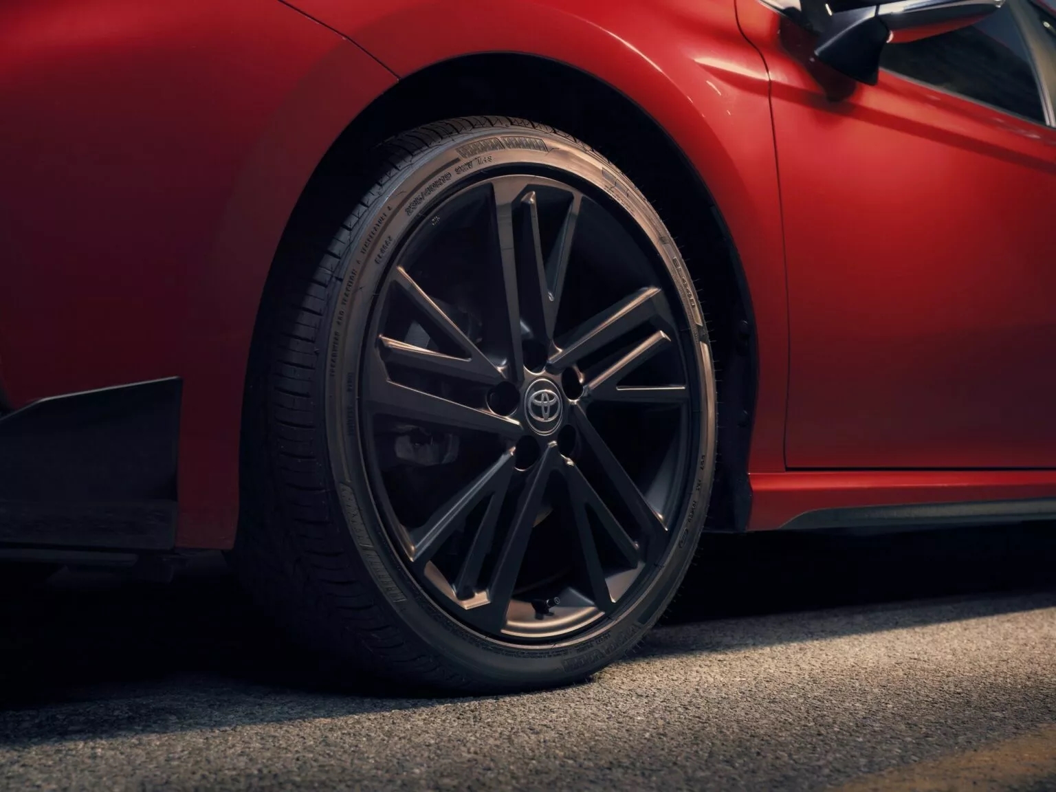 Toyota Camry 2026 bổ sung phiên bản bóng đêm huyền bí: 'Xe doanh nhân' nay cá tính hơn từ ngoài vào trong, động cơ không đổi - Ảnh 5.