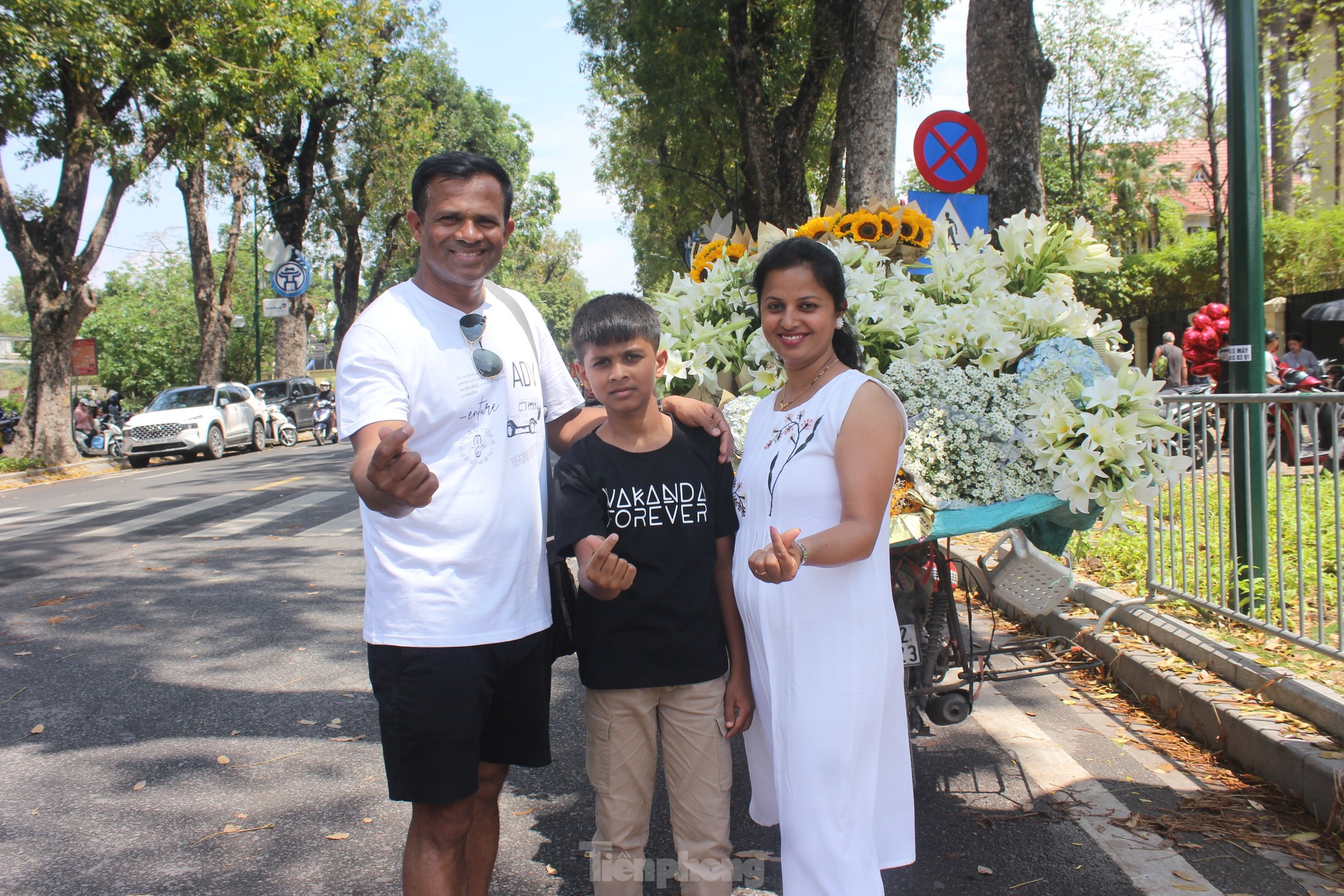 Khách nước ngoài ngưỡng mộ cách người Việt mừng 50 năm đất nước thống nhất - Ảnh 1.