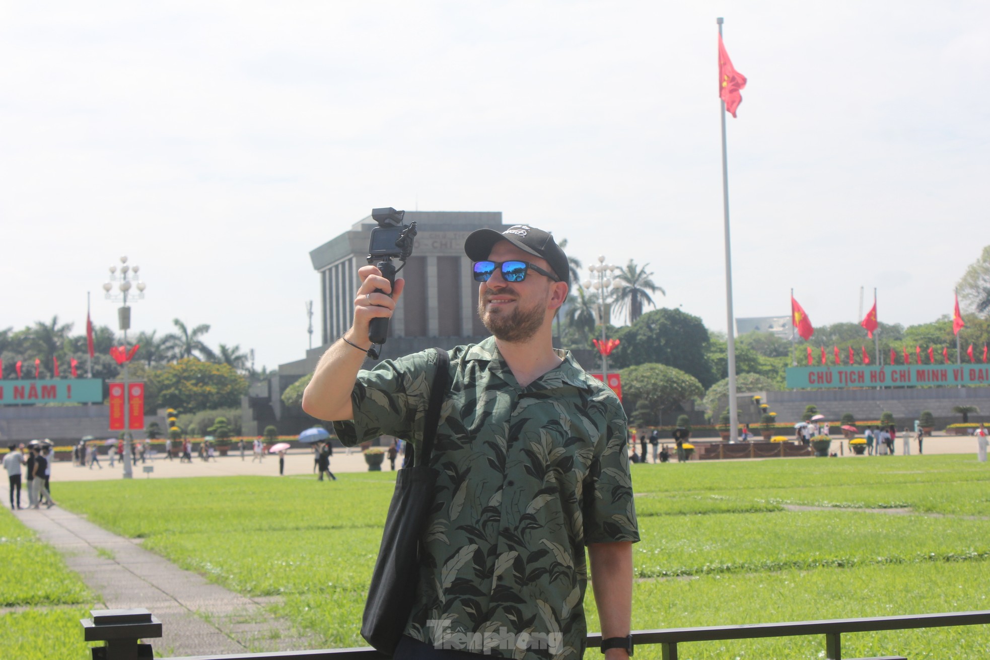 Khách nước ngoài ngưỡng mộ cách người Việt mừng 50 năm đất nước thống nhất - Ảnh 2.