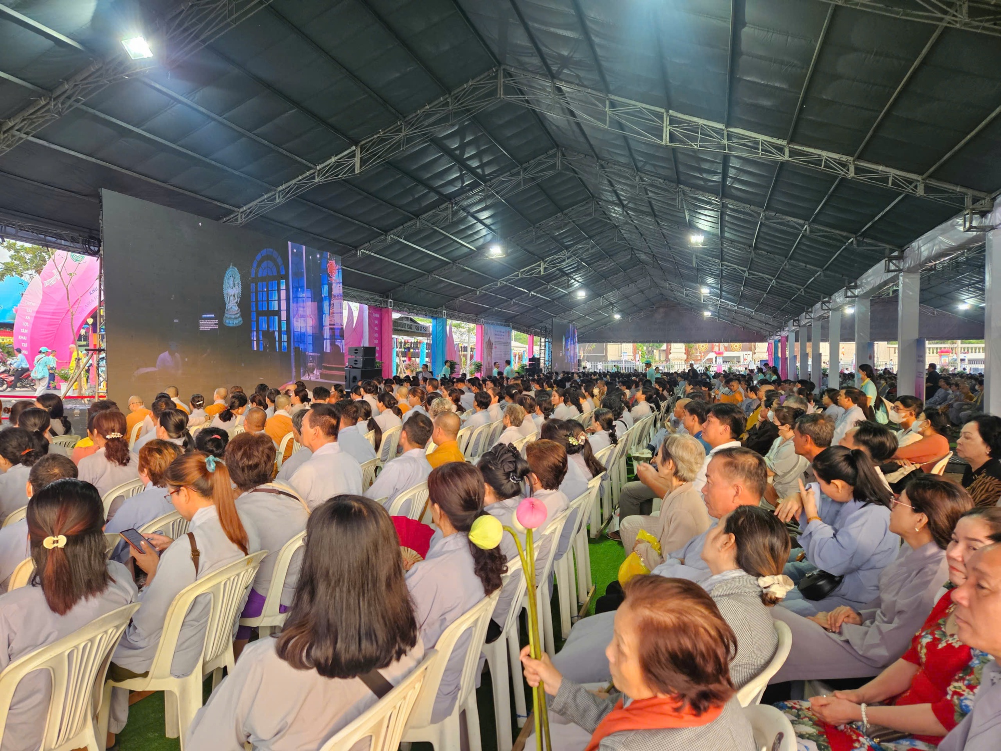 Ghi nhận sáng đầu tiên khai mở chiêm bái Xá lợi Đức Phật tại chùa Thanh Tâm- Ảnh 8.