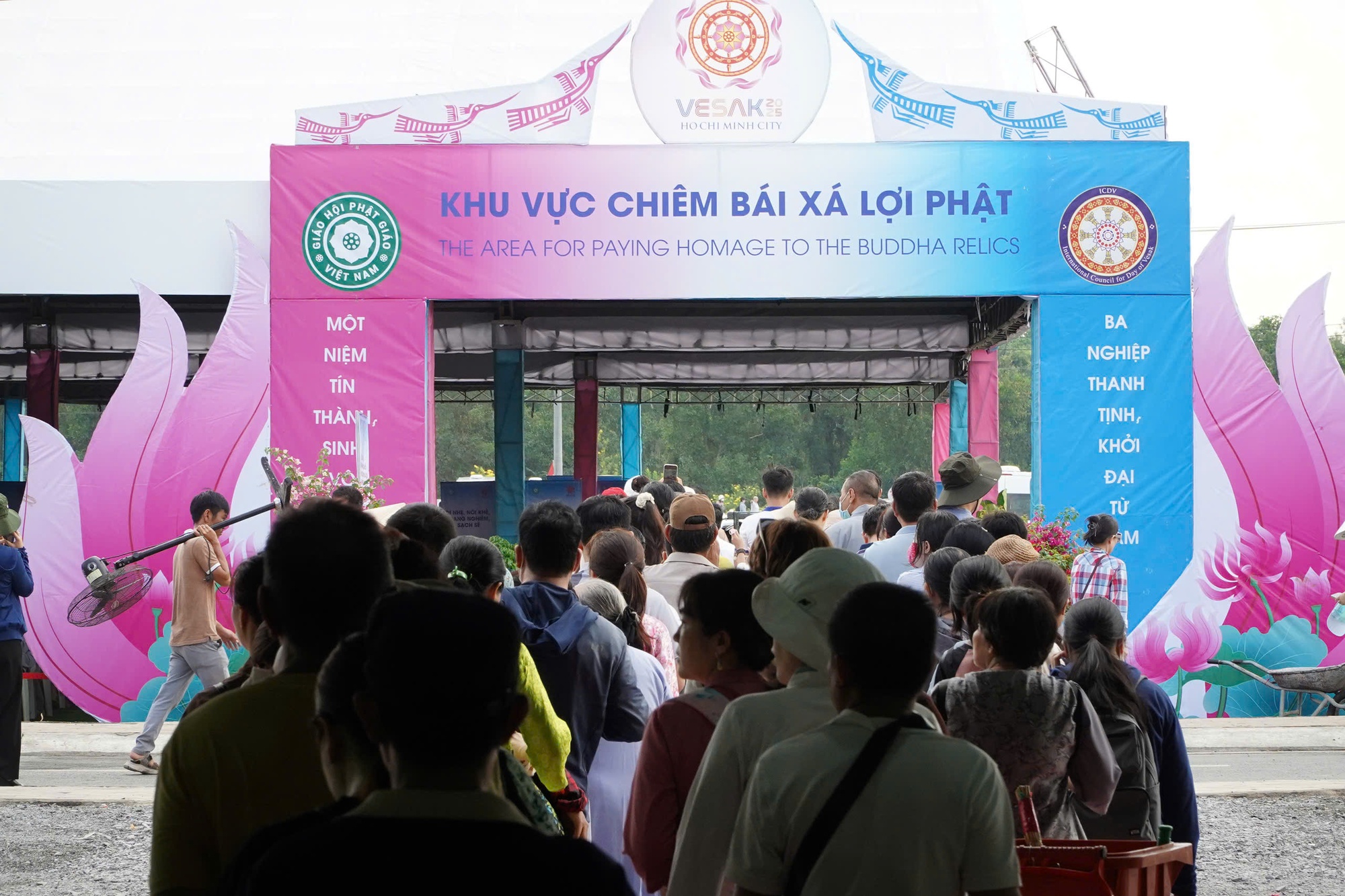 Ghi nhận sáng đầu tiên khai mở chiêm bái Xá lợi Đức Phật tại chùa Thanh Tâm- Ảnh 4.