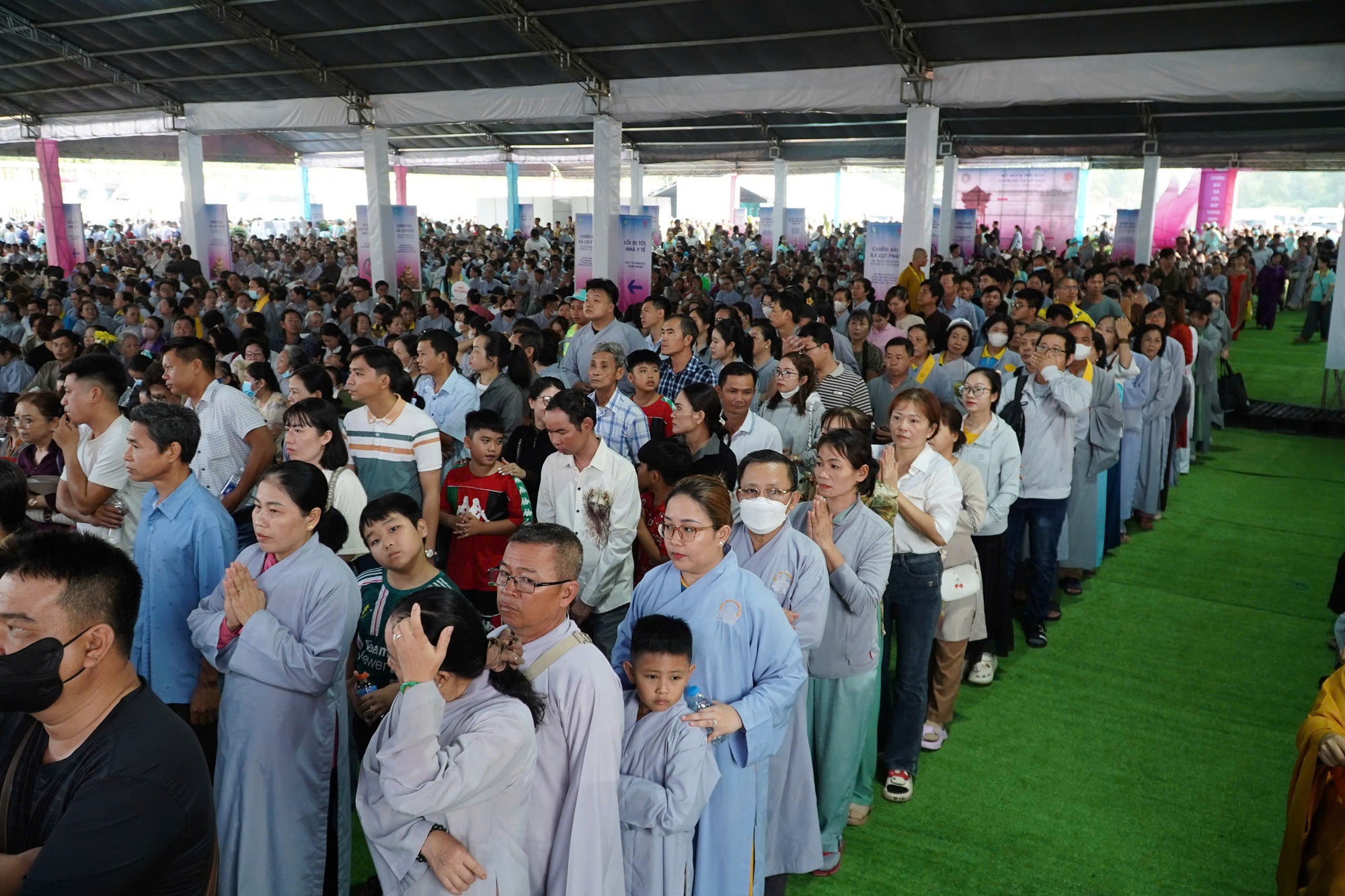 Ghi nhận sáng đầu tiên khai mở chiêm bái Xá lợi Đức Phật tại chùa Thanh Tâm- Ảnh 11.