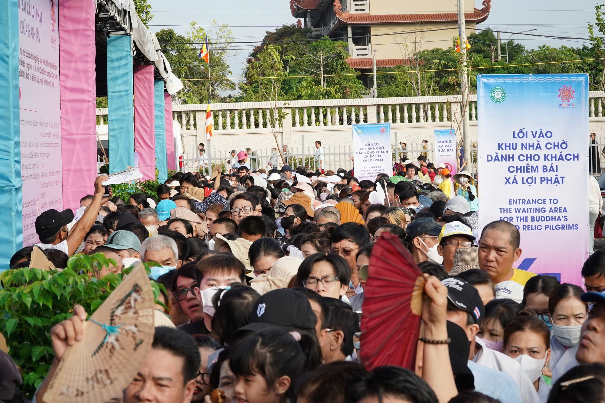 Ghi nhận sáng đầu tiên khai mở chiêm bái Xá lợi Đức Phật tại chùa Thanh Tâm- Ảnh 7.