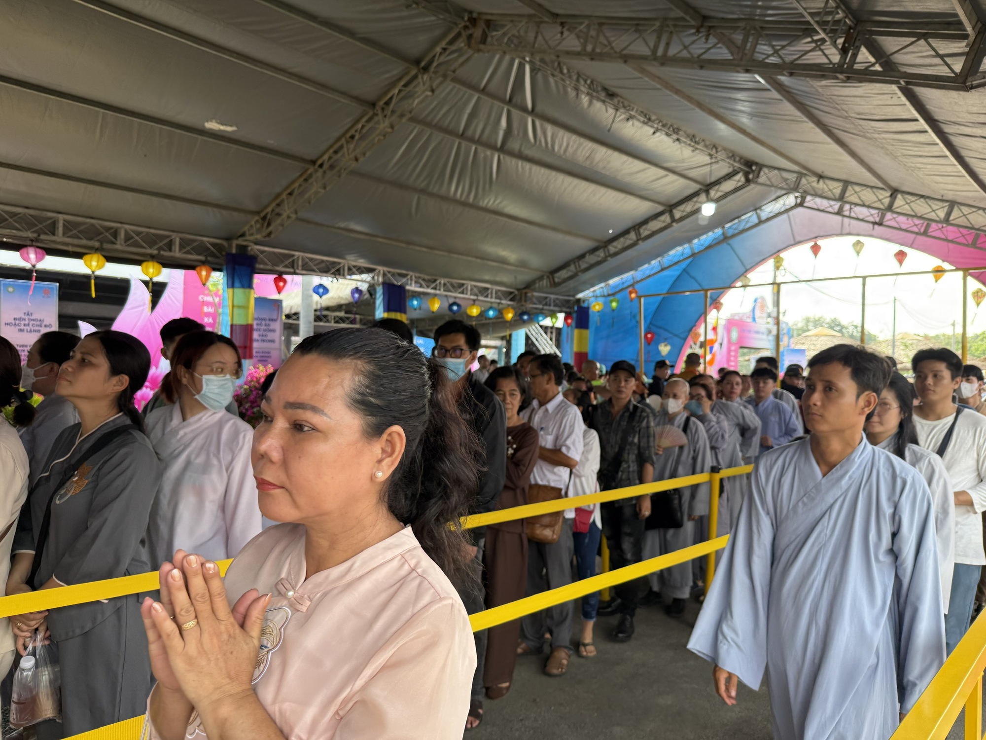 Ghi nhận sáng đầu tiên khai mở chiêm bái Xá lợi Đức Phật tại chùa Thanh Tâm- Ảnh 9.