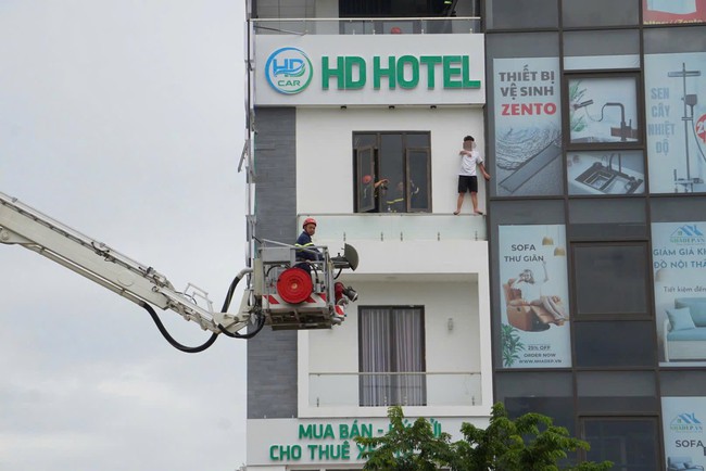 Hành động lạ của nam thanh niên trên lan can tầng 4 nhà nghỉ- Ảnh 1.