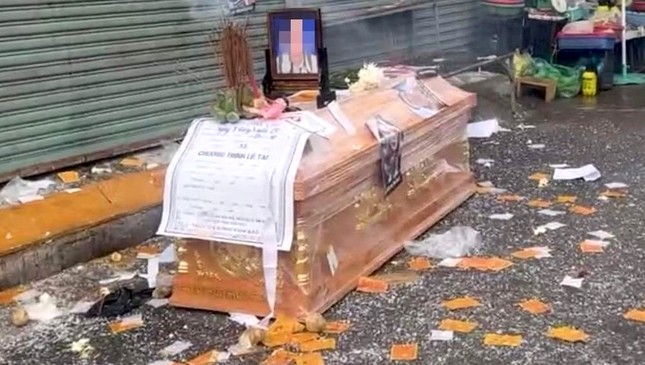 Truy tố 23 người đòi nợ chủ hụi bằng quan tài và vàng mã tại Phan Thiết - Ảnh 1.